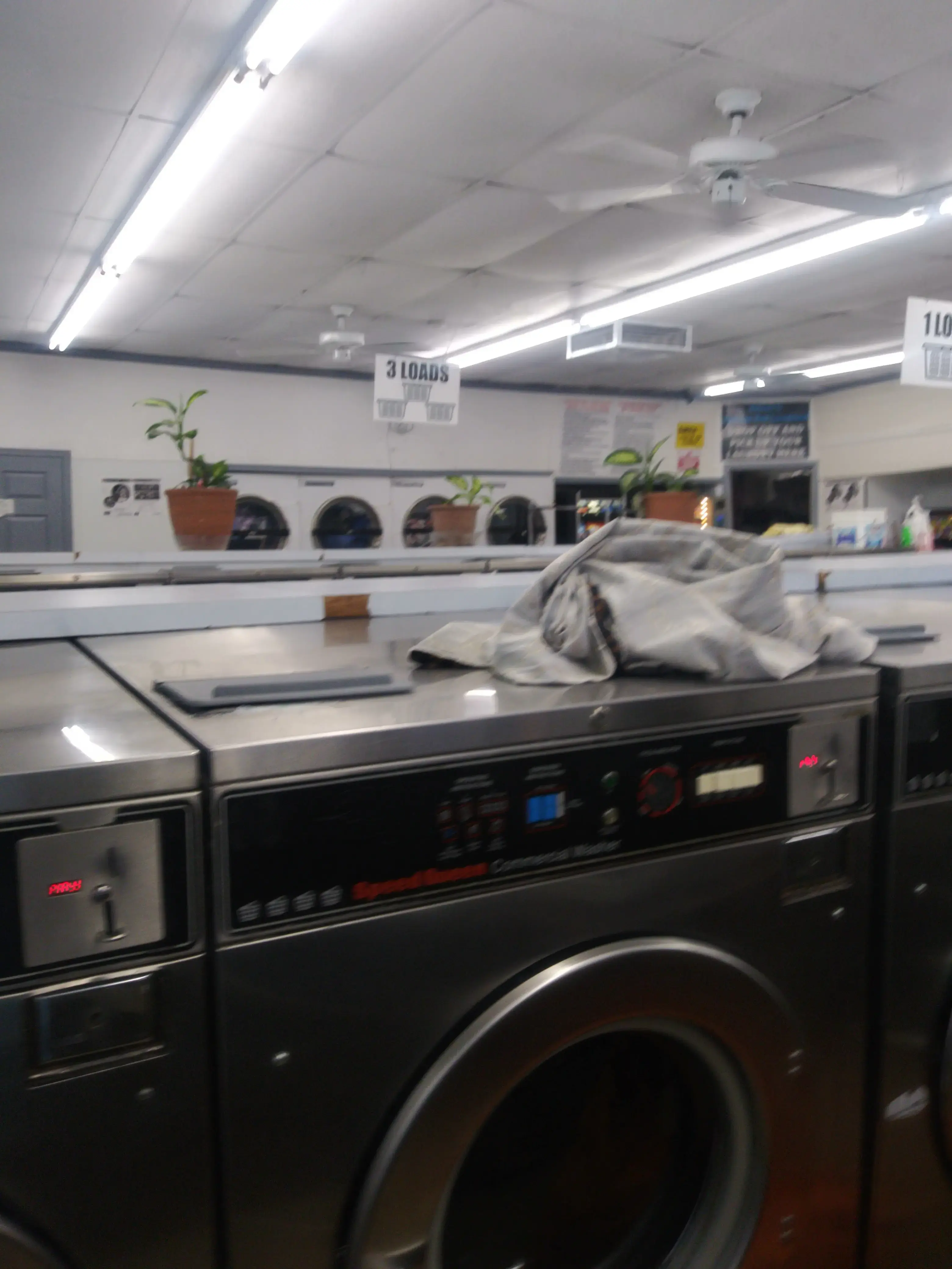 Wash and Fold Laundromat - Image 13