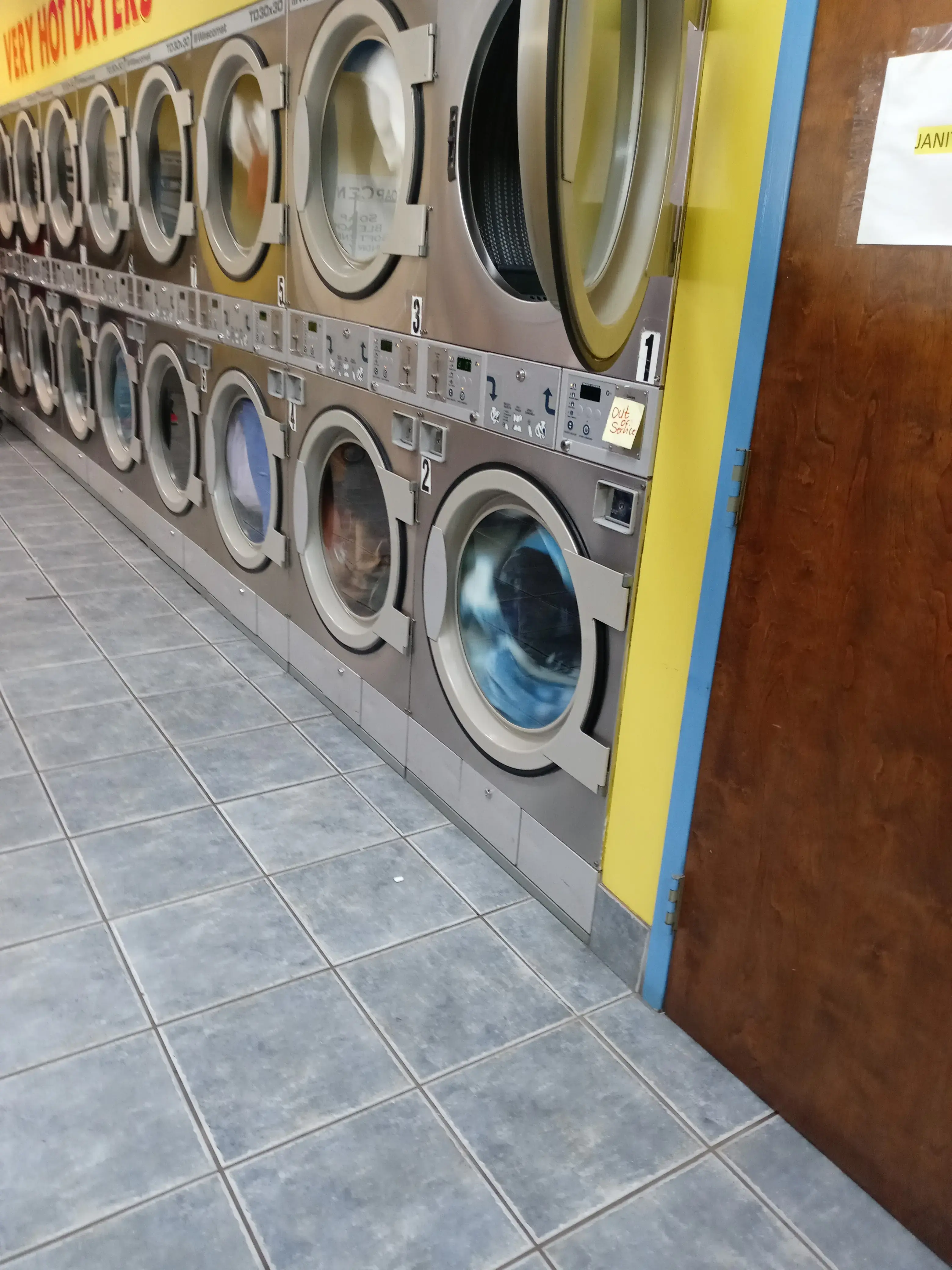 Wash Away Coin Laundry (Lavanderia) thumbnail 18
