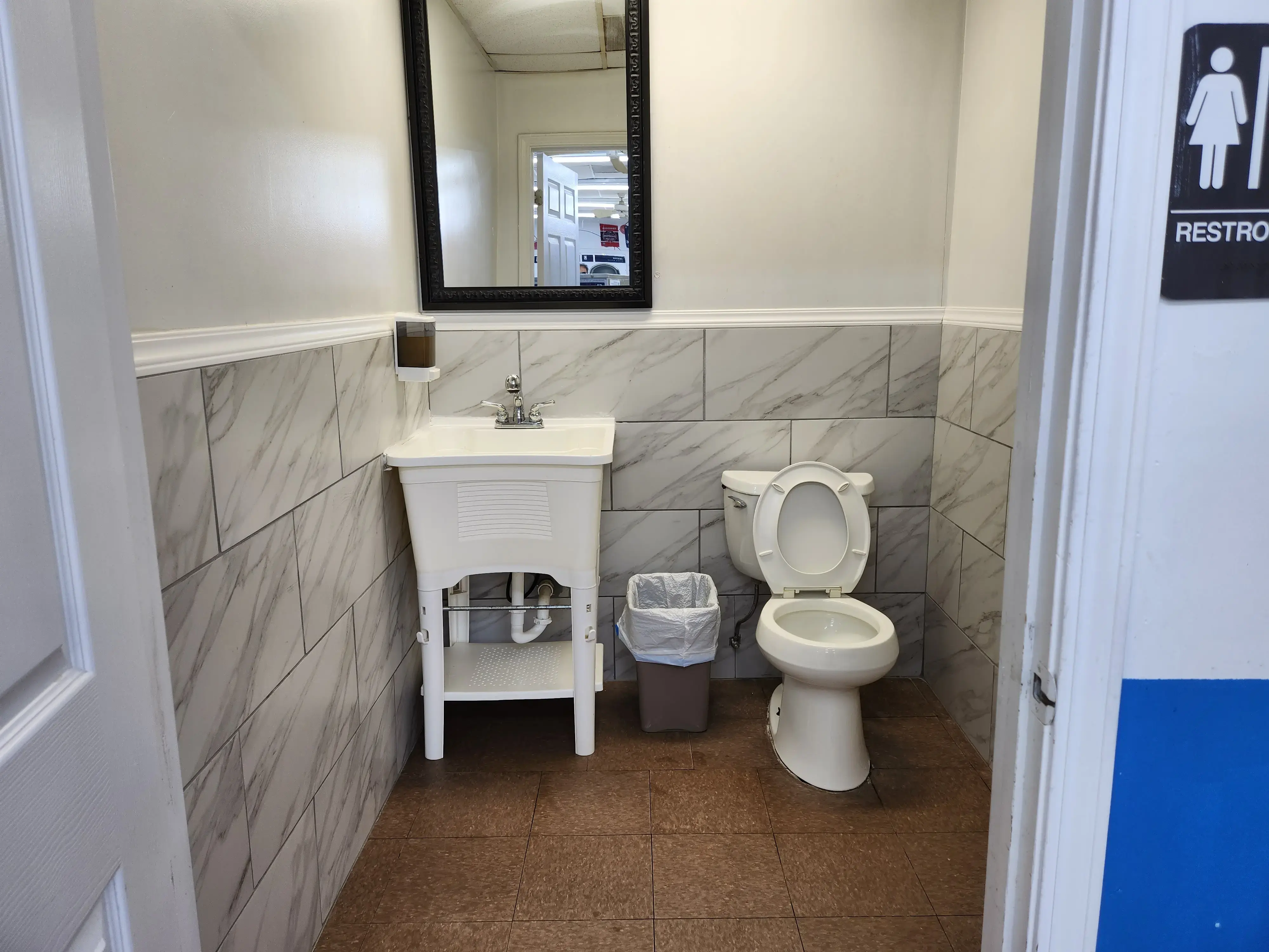 Wash Bowl Coin Laundromat - Lavanderia - Wash House - Image 4