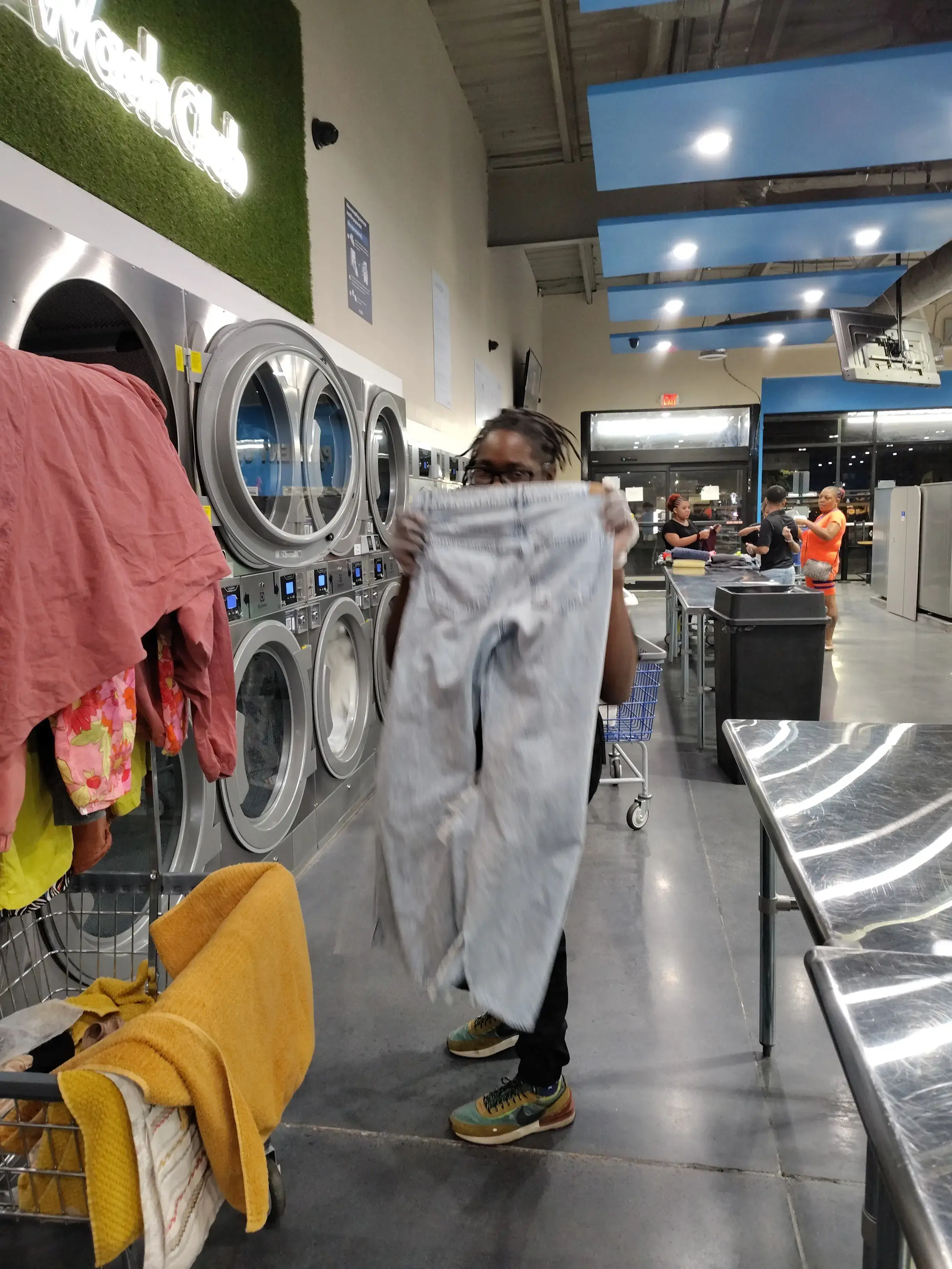 Wash Club | WashLuXe Laundromat thumbnail 17