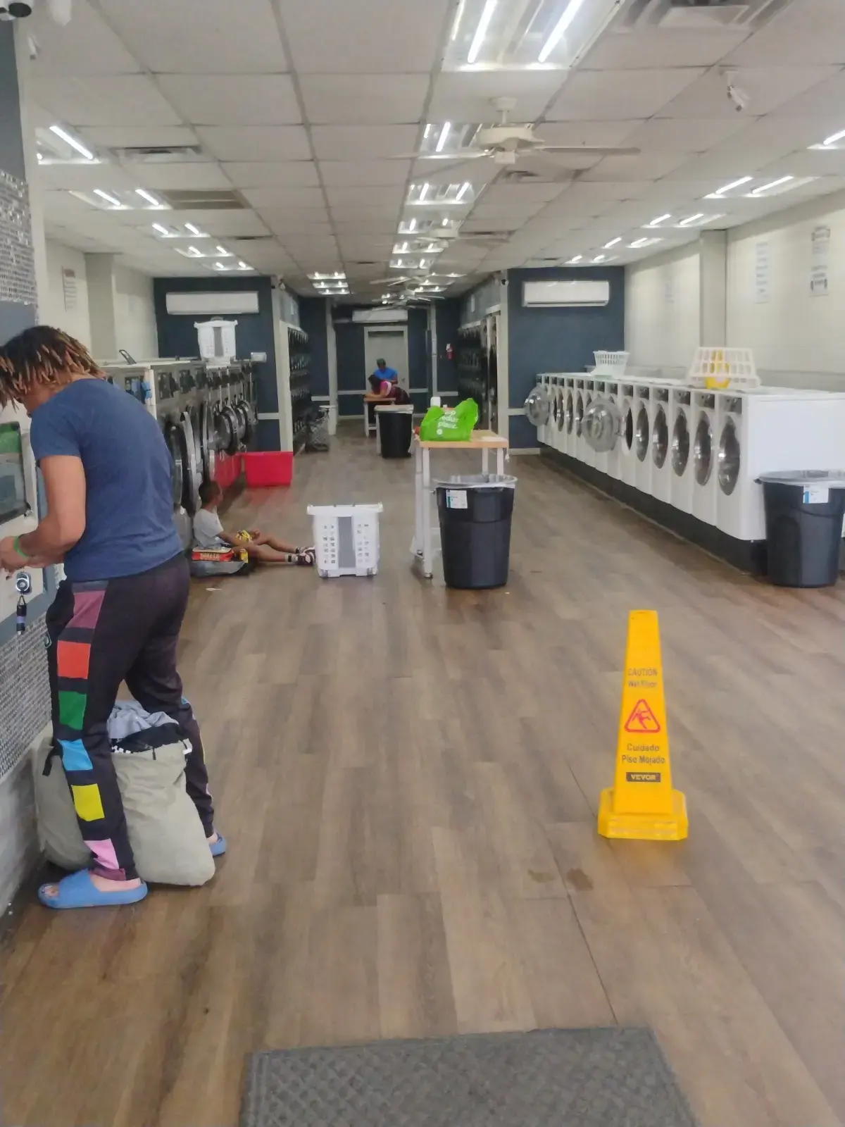 Wash & Go Coin Laundry thumbnail 16