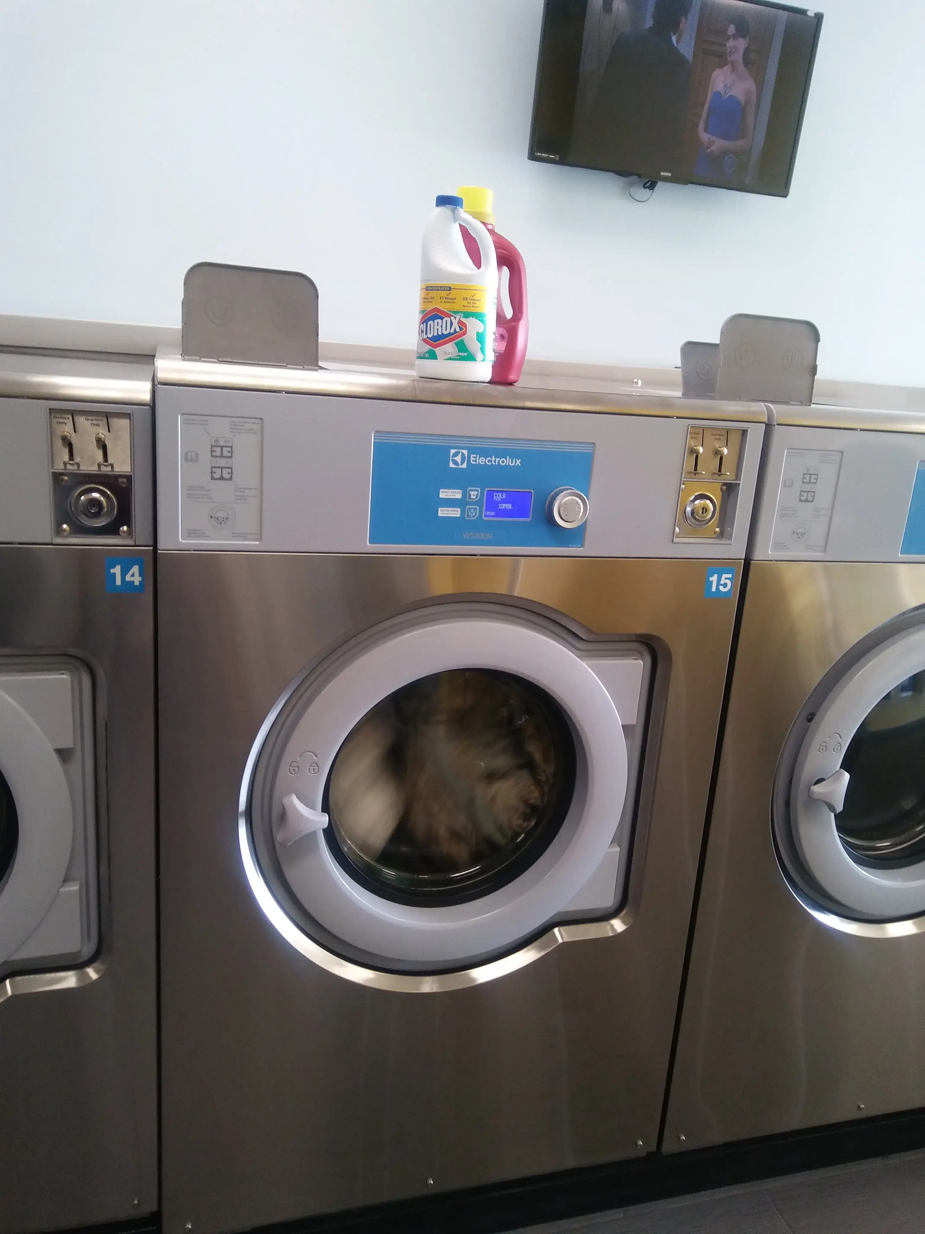 Wash & Go Laundromat - Image 7