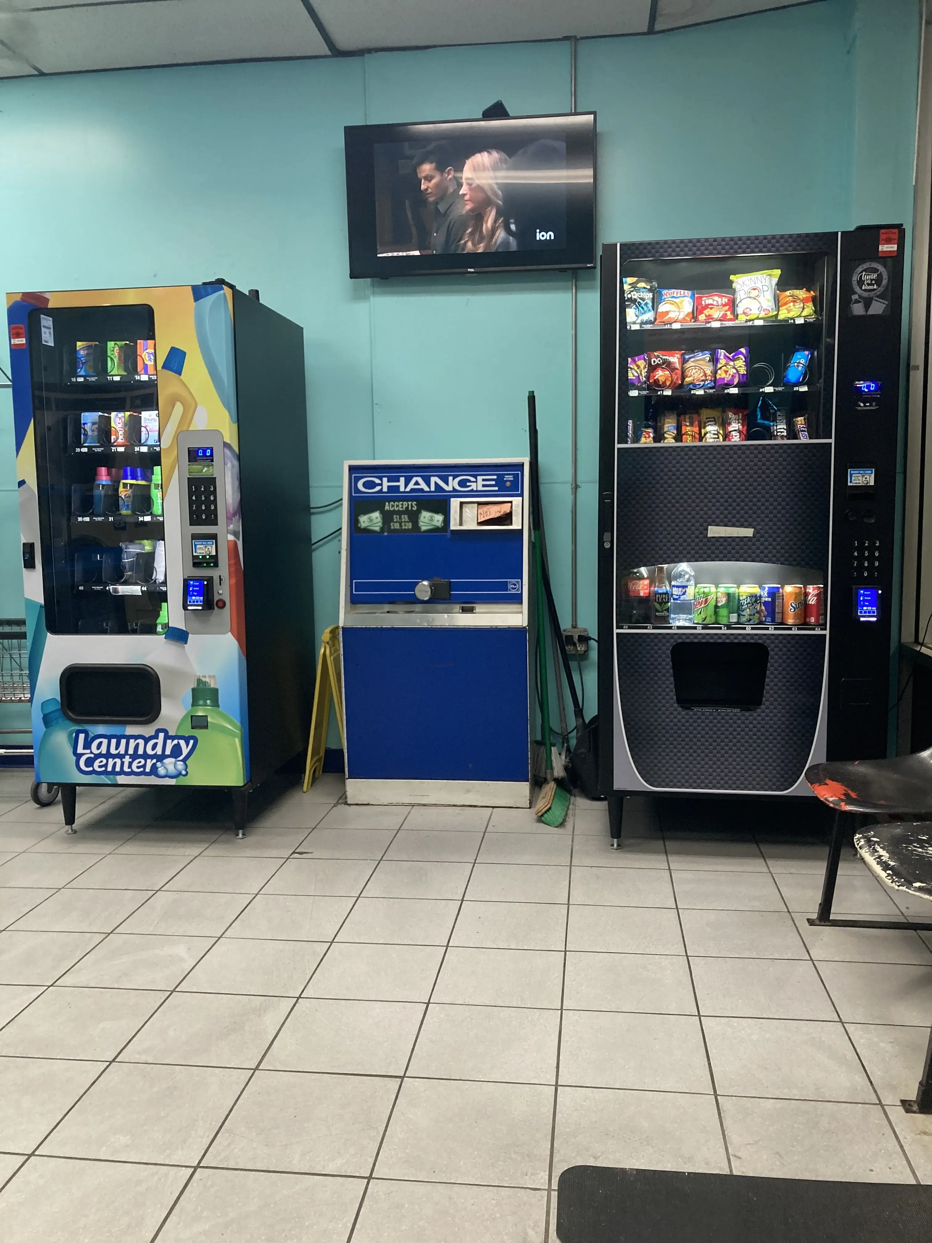 Wash 'N Dry Laundromat - Image 16