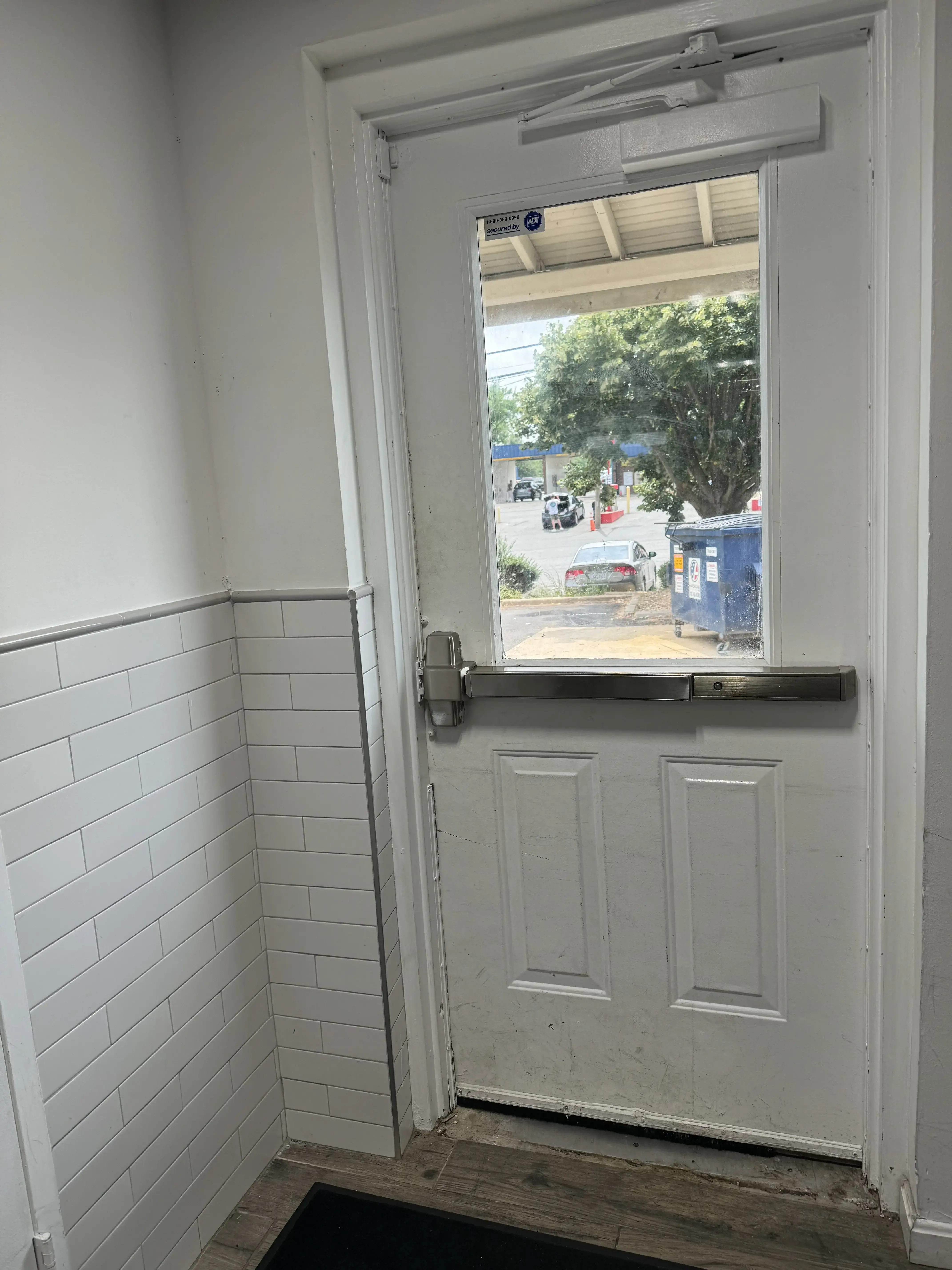 Wash N' Dry Laundromat - Image 19