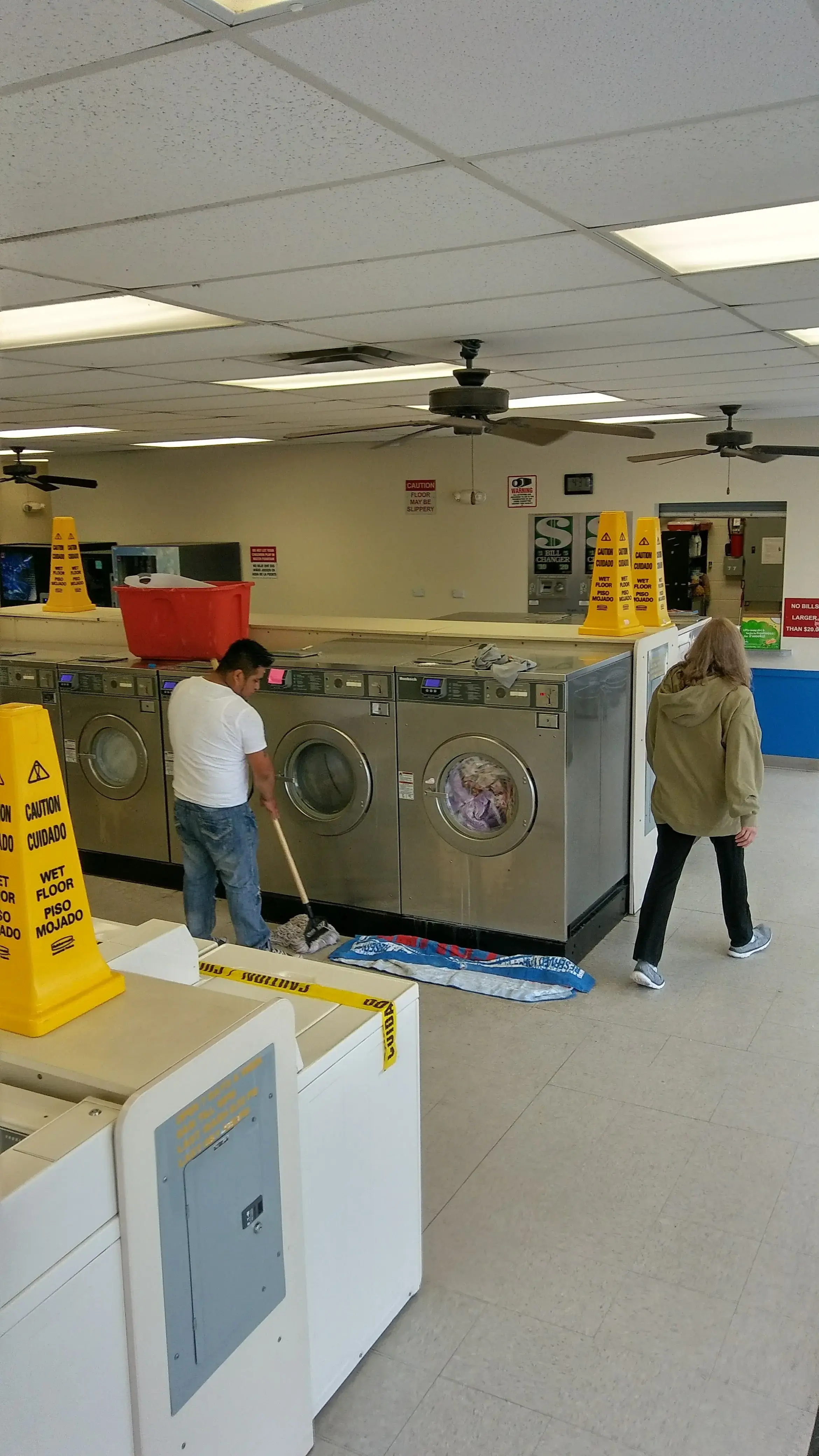 Wash-N-Go Coin Laundry - Image 17