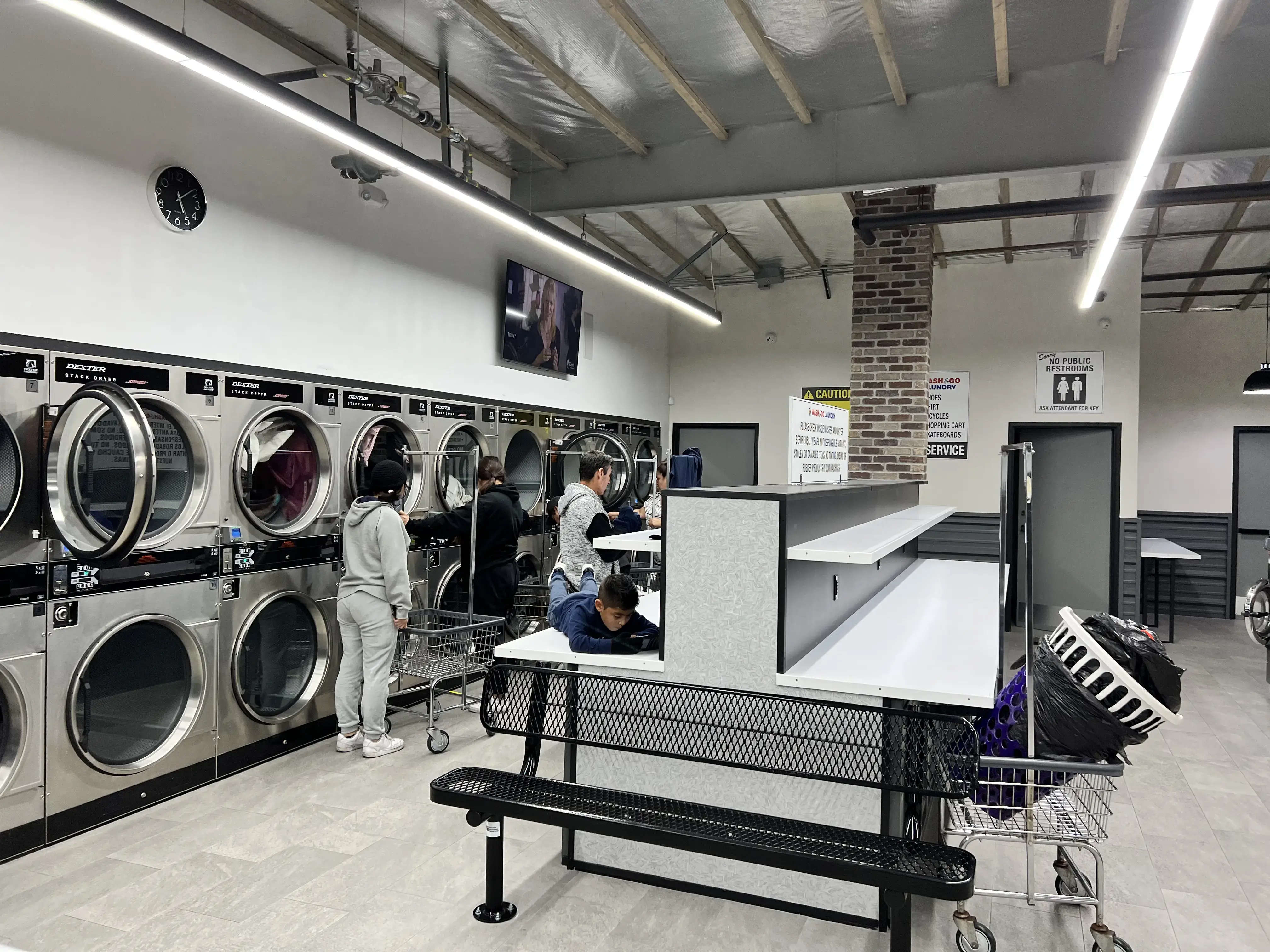 Wash N Go Laundry thumbnail 13