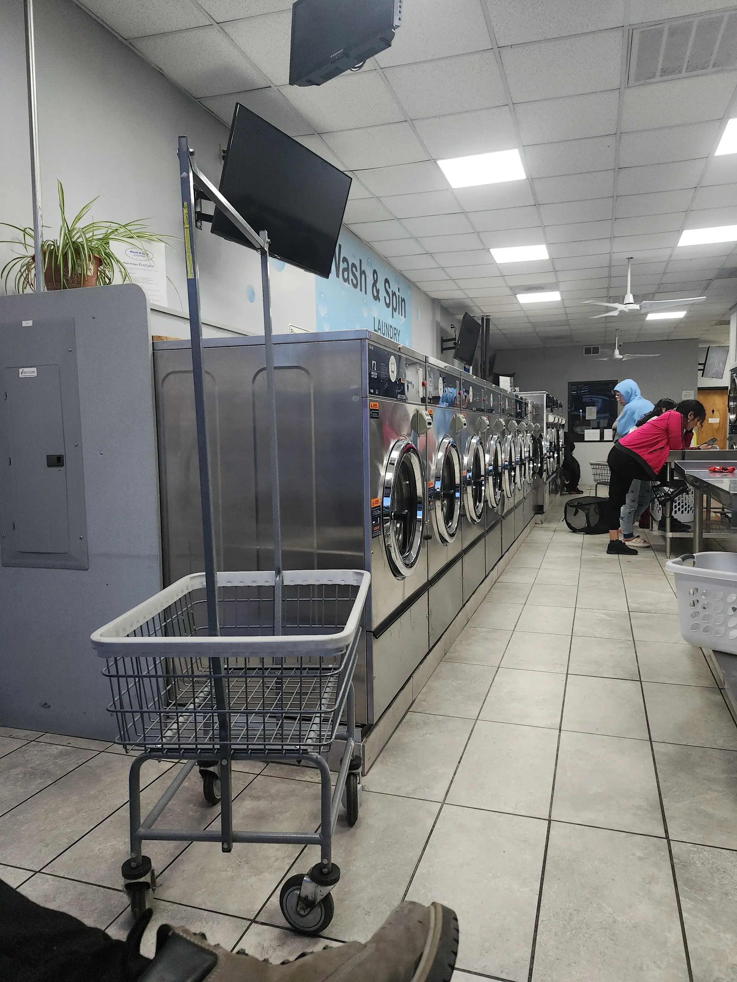 Wash-N-Spin Laundromat - Image 12