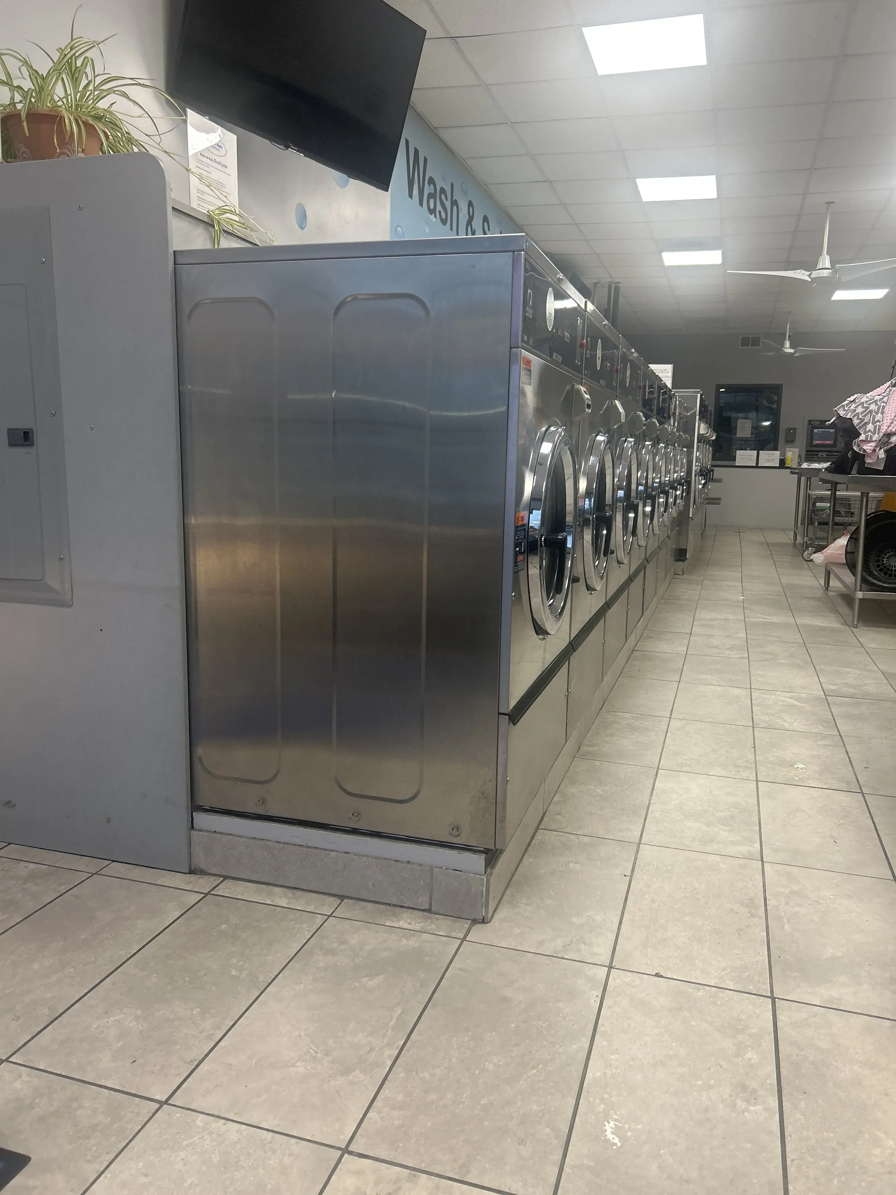 Wash-N-Spin Laundromat - Image 17