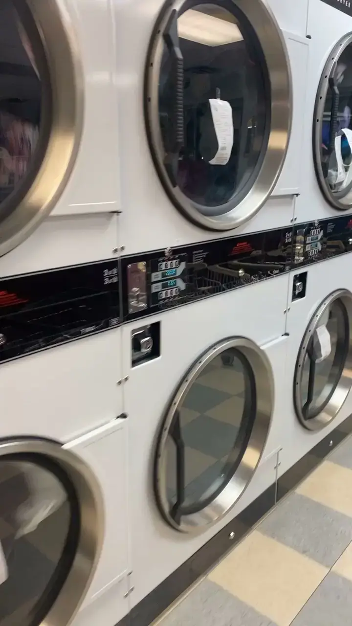 Wash N' Time Laundromat - Image 8