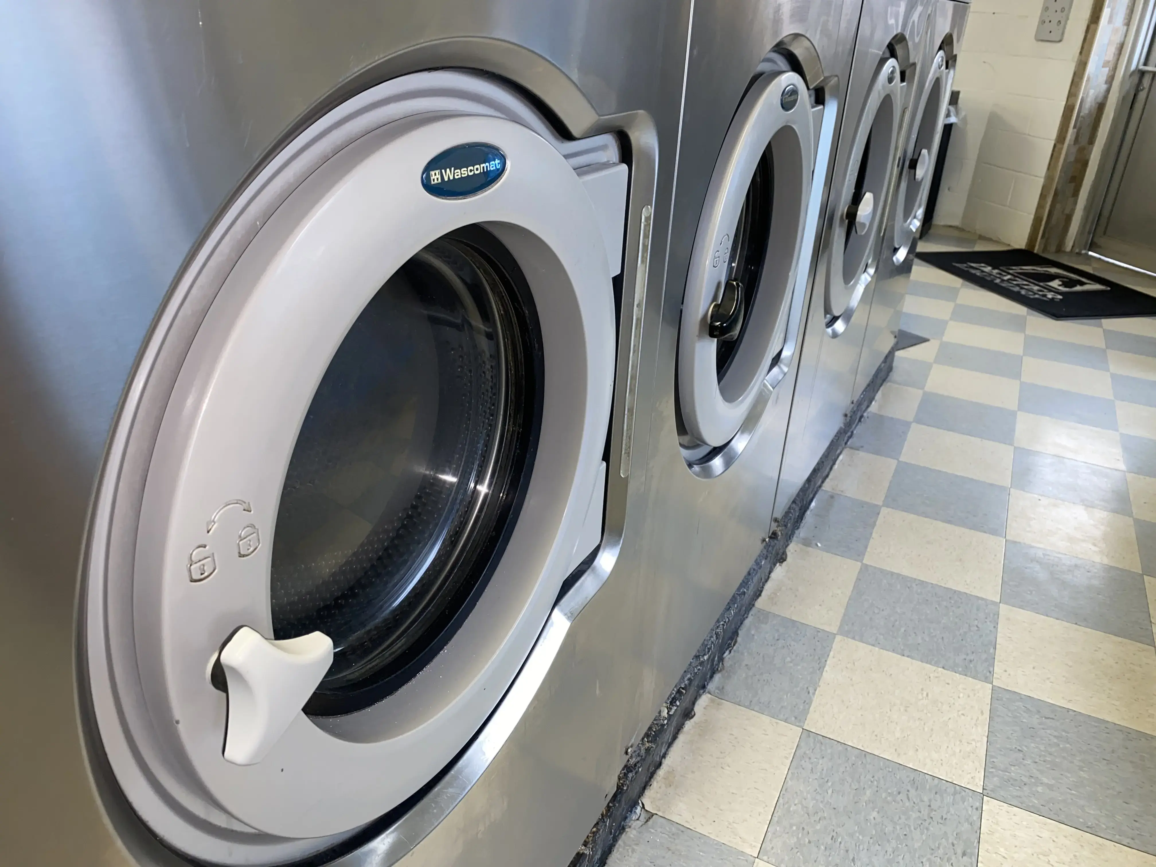 Wash N' Time Laundromat - Image 12