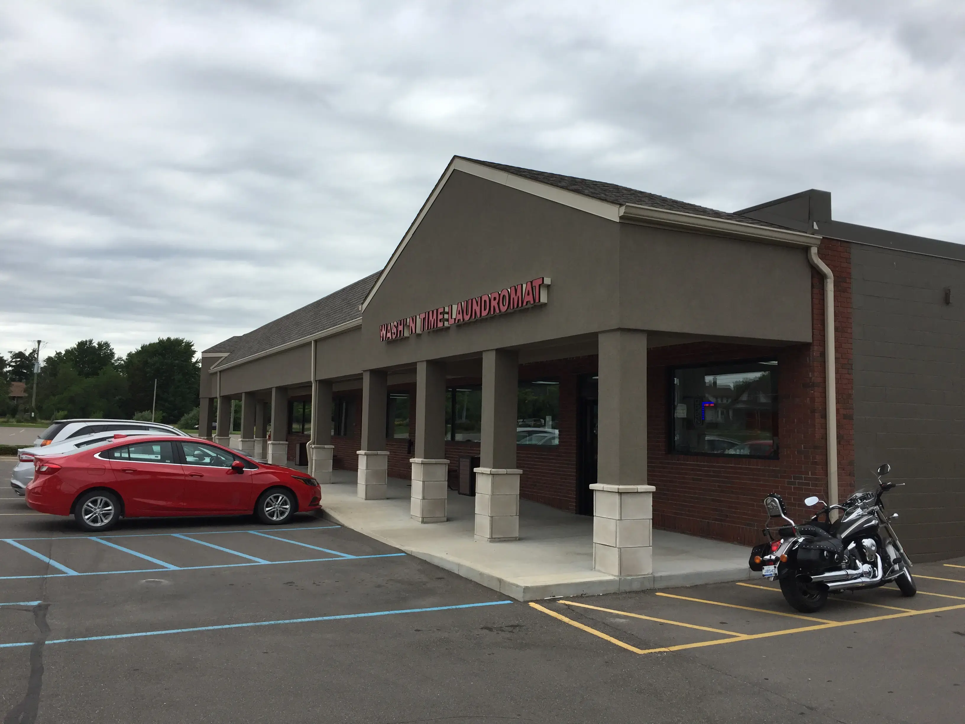 Wash N Time Laundromat - Image 16