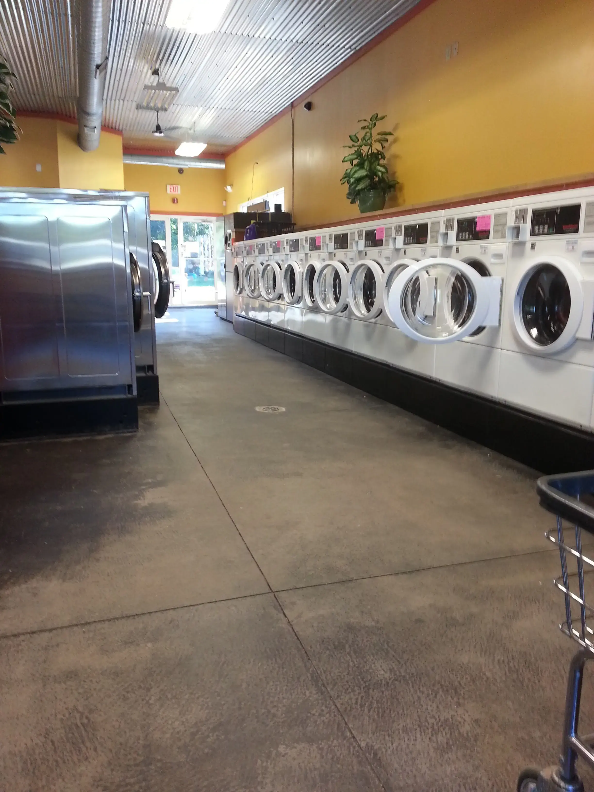 Wash N Wear Laundromat - Image 1