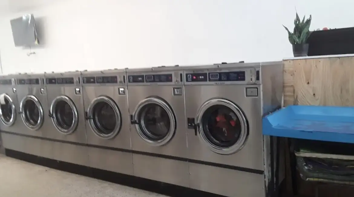 Wash & Roll Laundry - Image 12