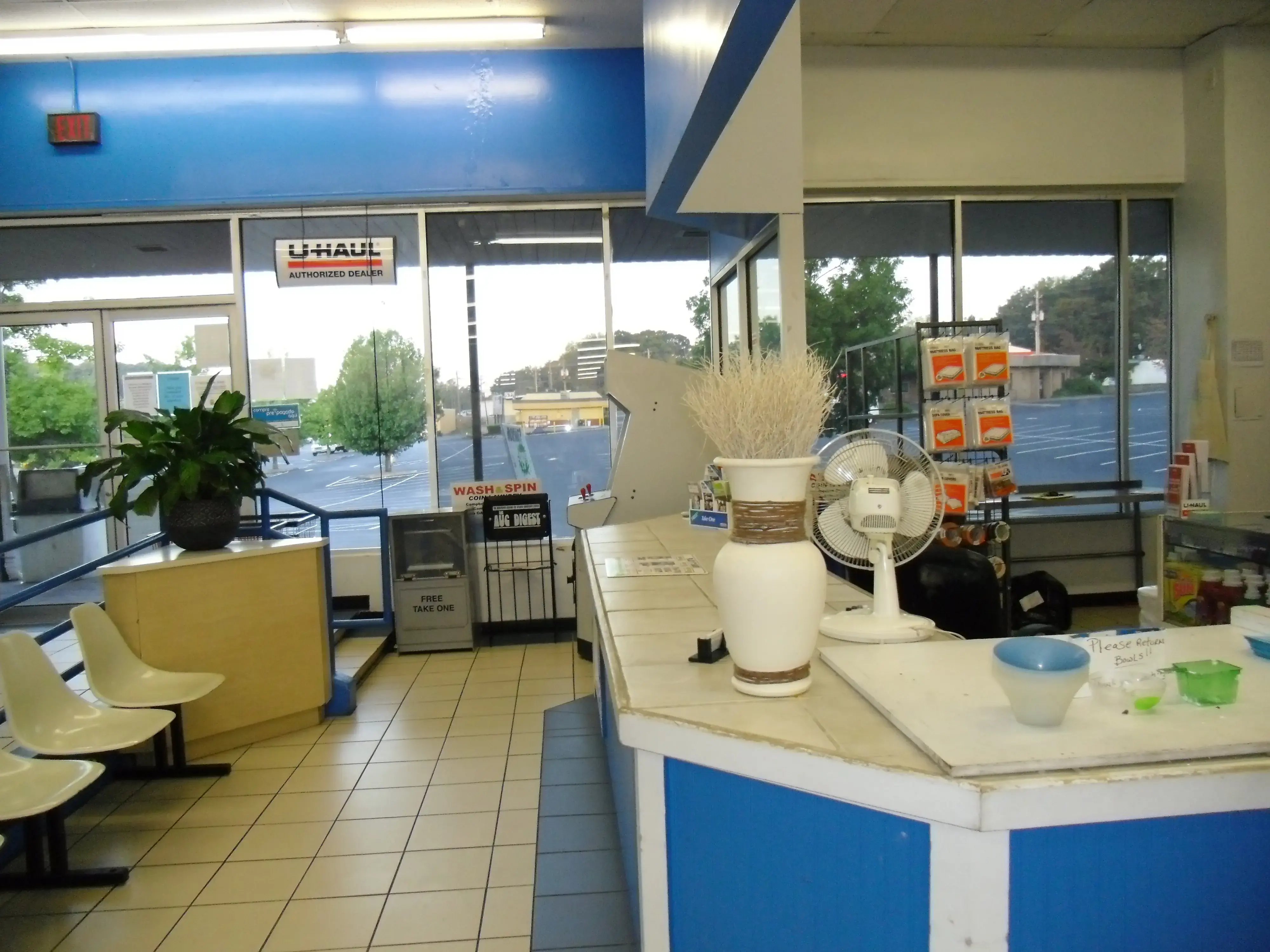 Wash & Spin Coin Laundry - Image 9