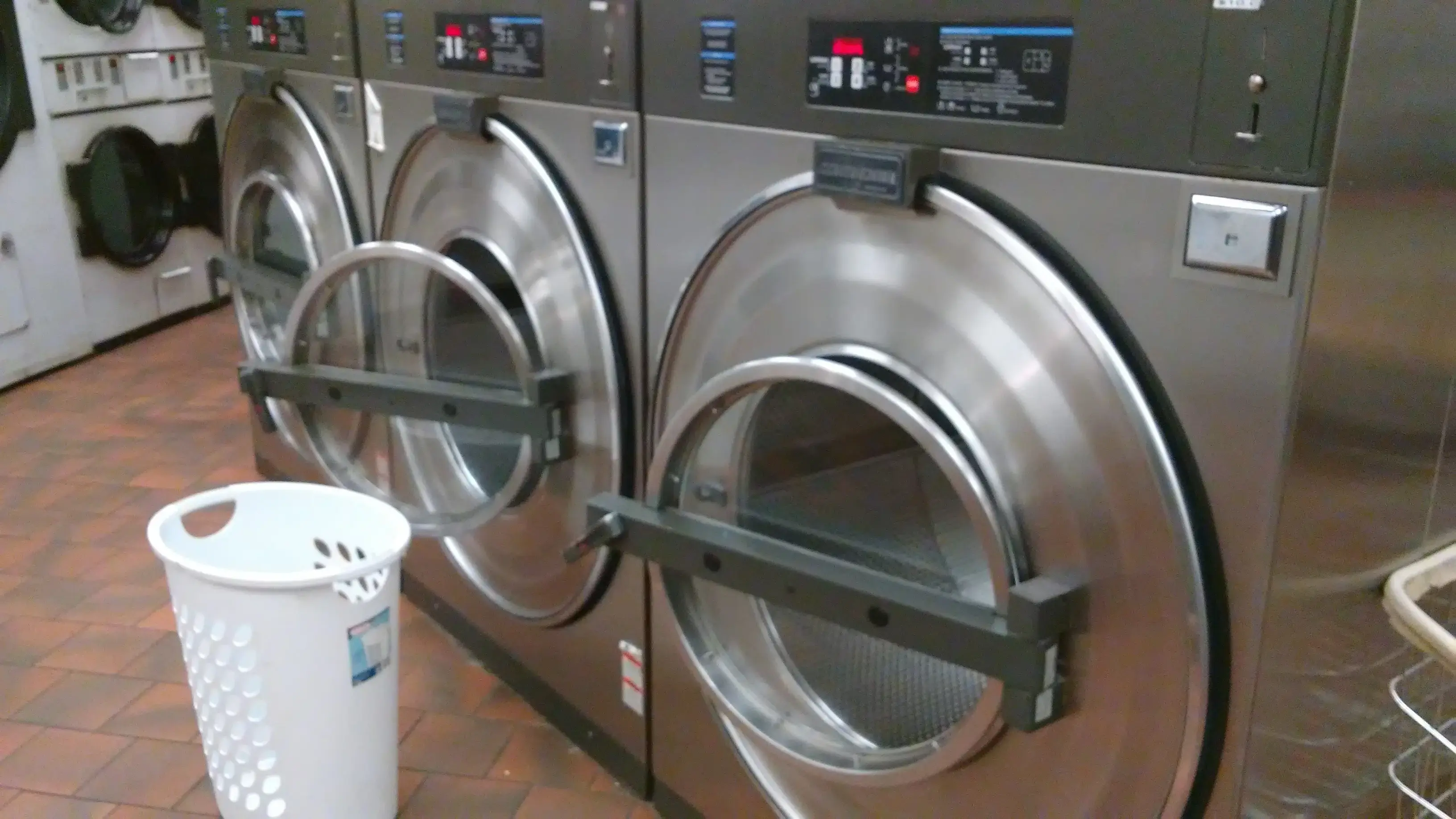 Wash Tub Laundry & Dry Cleaning - Image 17