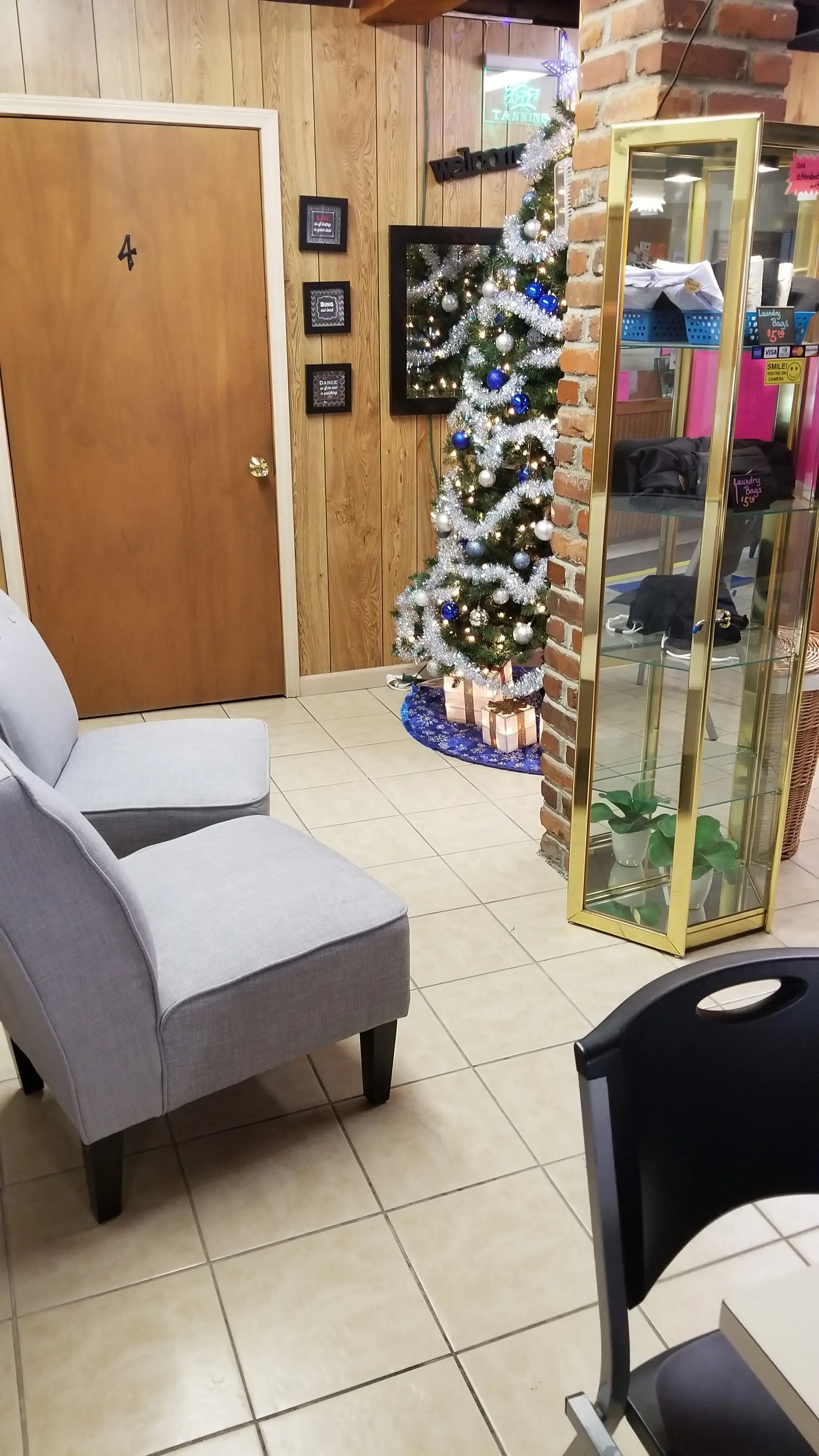 Wash-Um II Laundromat & Tanning - Image 8