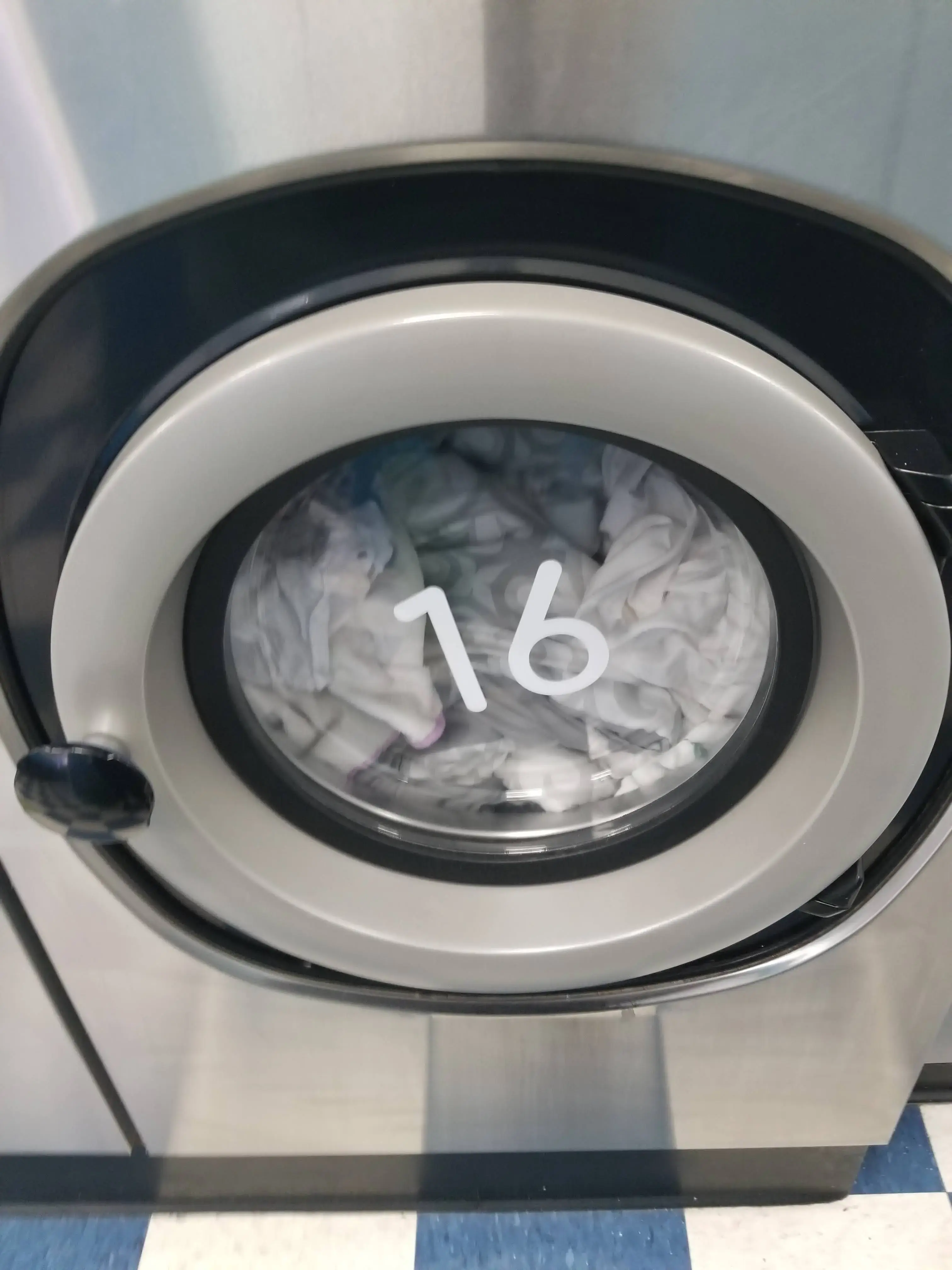 Wash Wearhouse Laundromat thumbnail 20