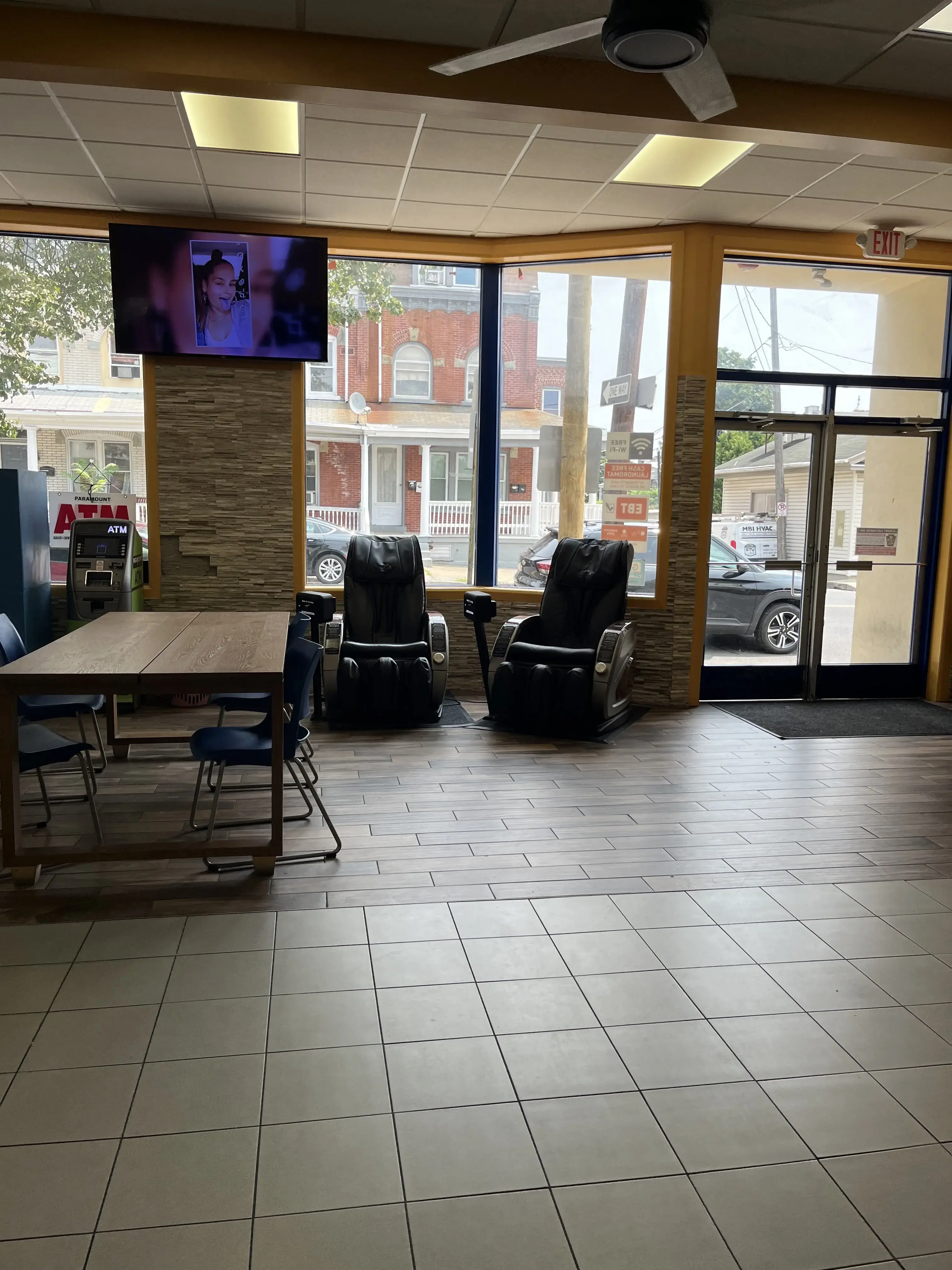 Wash Wearhouse Laundromat - Image 17