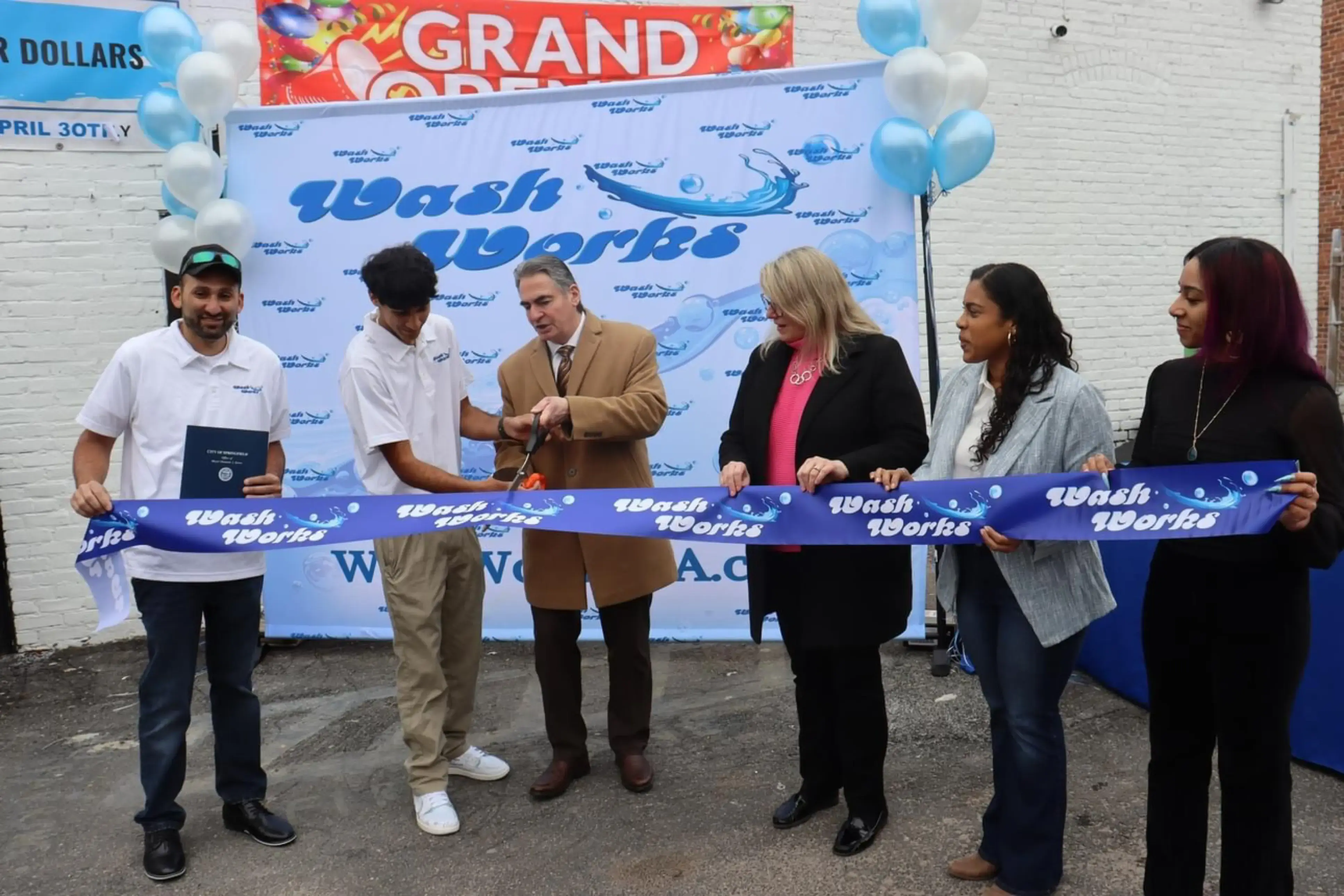 Wash Works Laundromat thumbnail 15