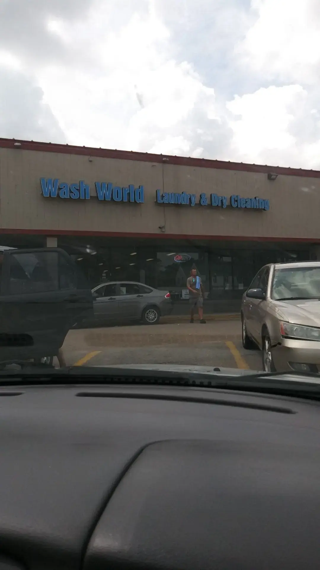 Wash World Laundry - Image 15