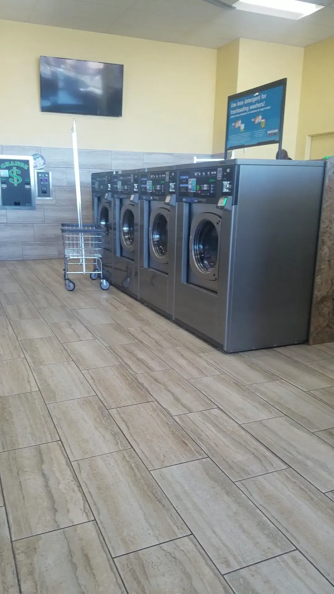 Wash World Laundry thumbnail 2