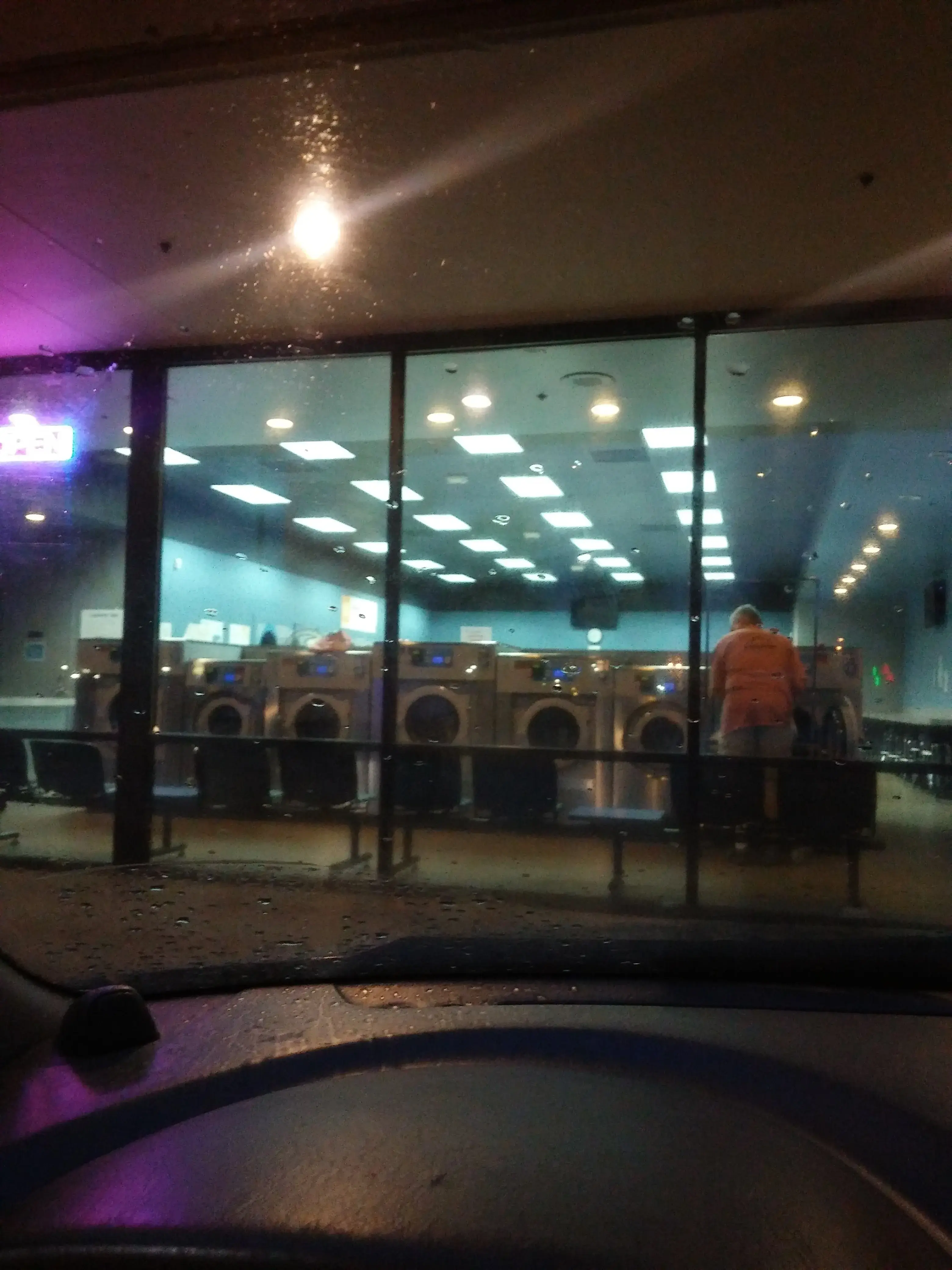 Wash World Laundry - Image 13