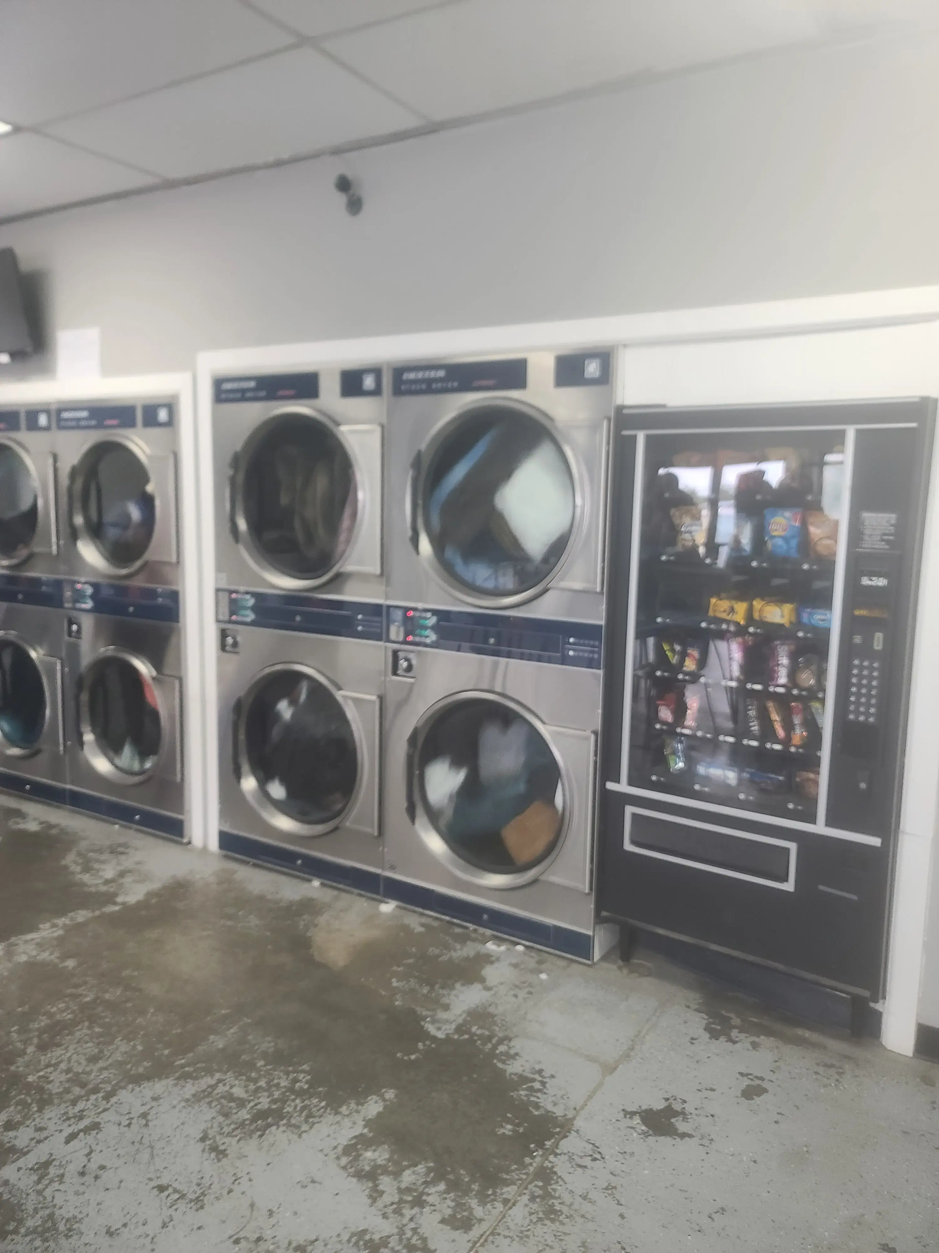 Washing Well Coin Laundry - Image 12