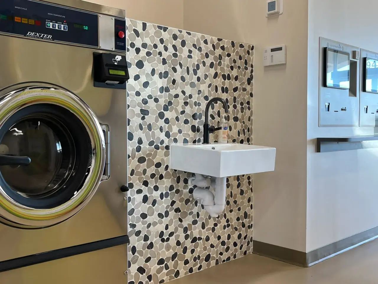 WashLand Laundromat - Image 10