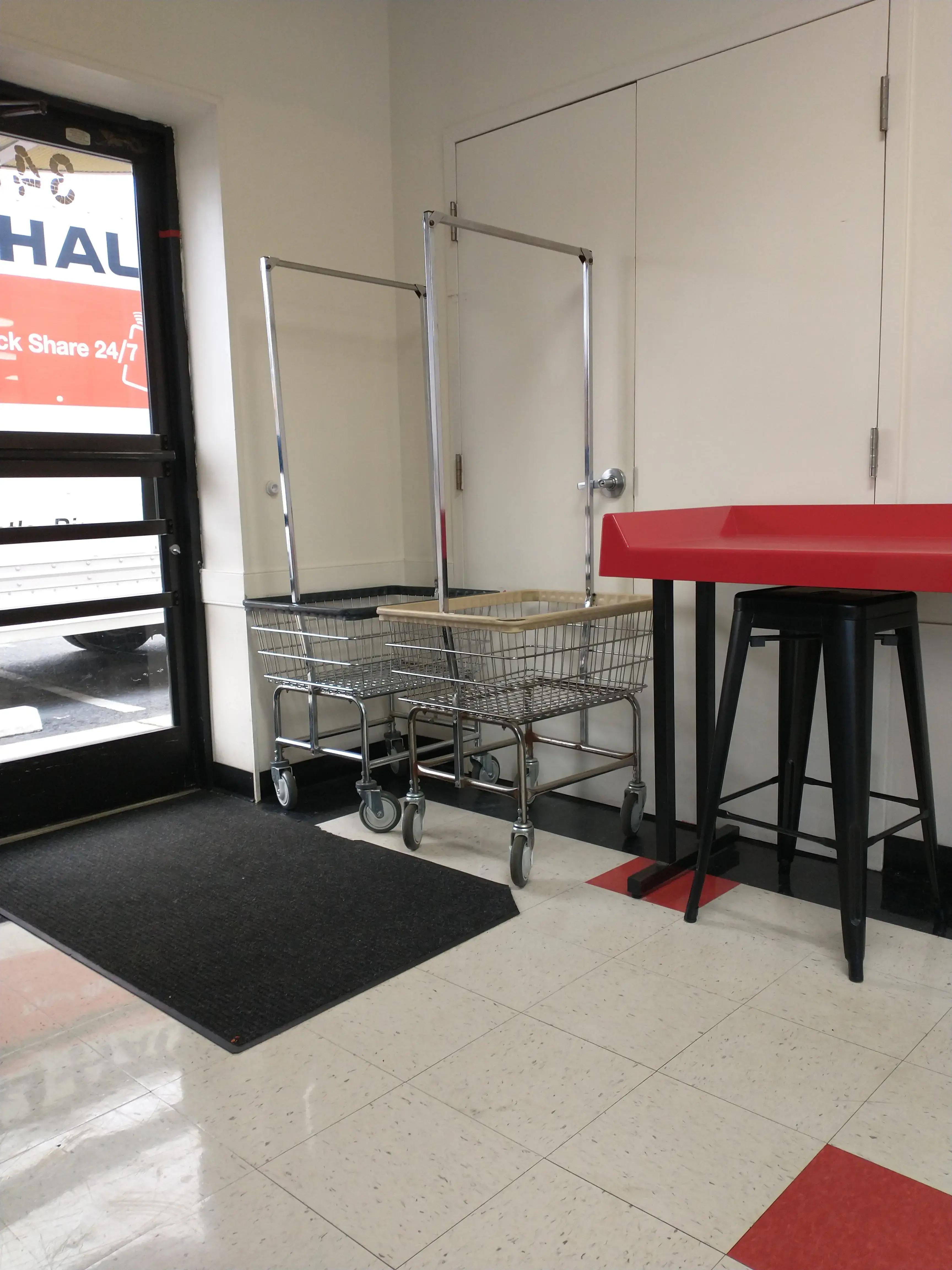 WashLand Laundromat - Image 19