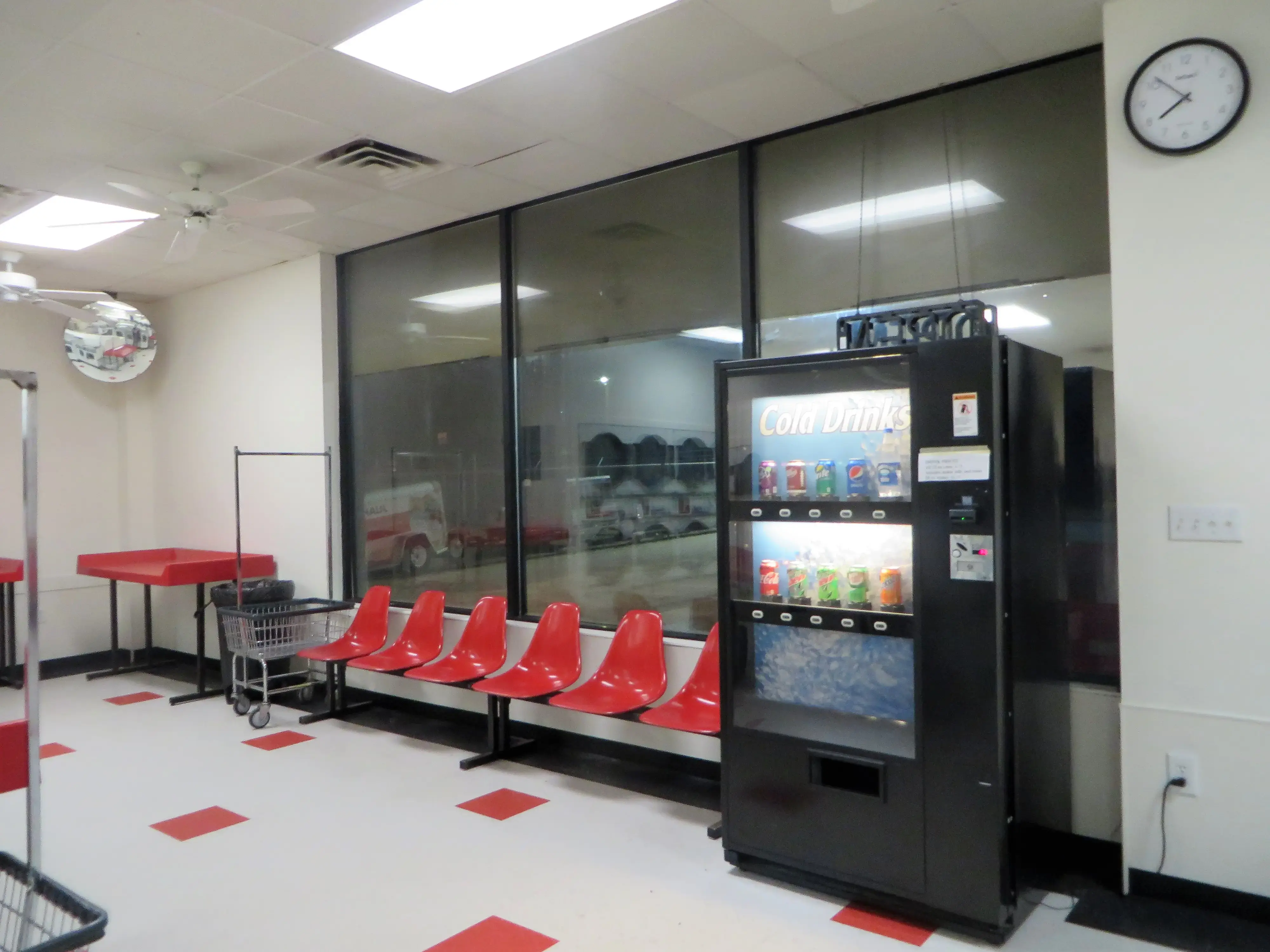 WashLand Laundromat - Image 12