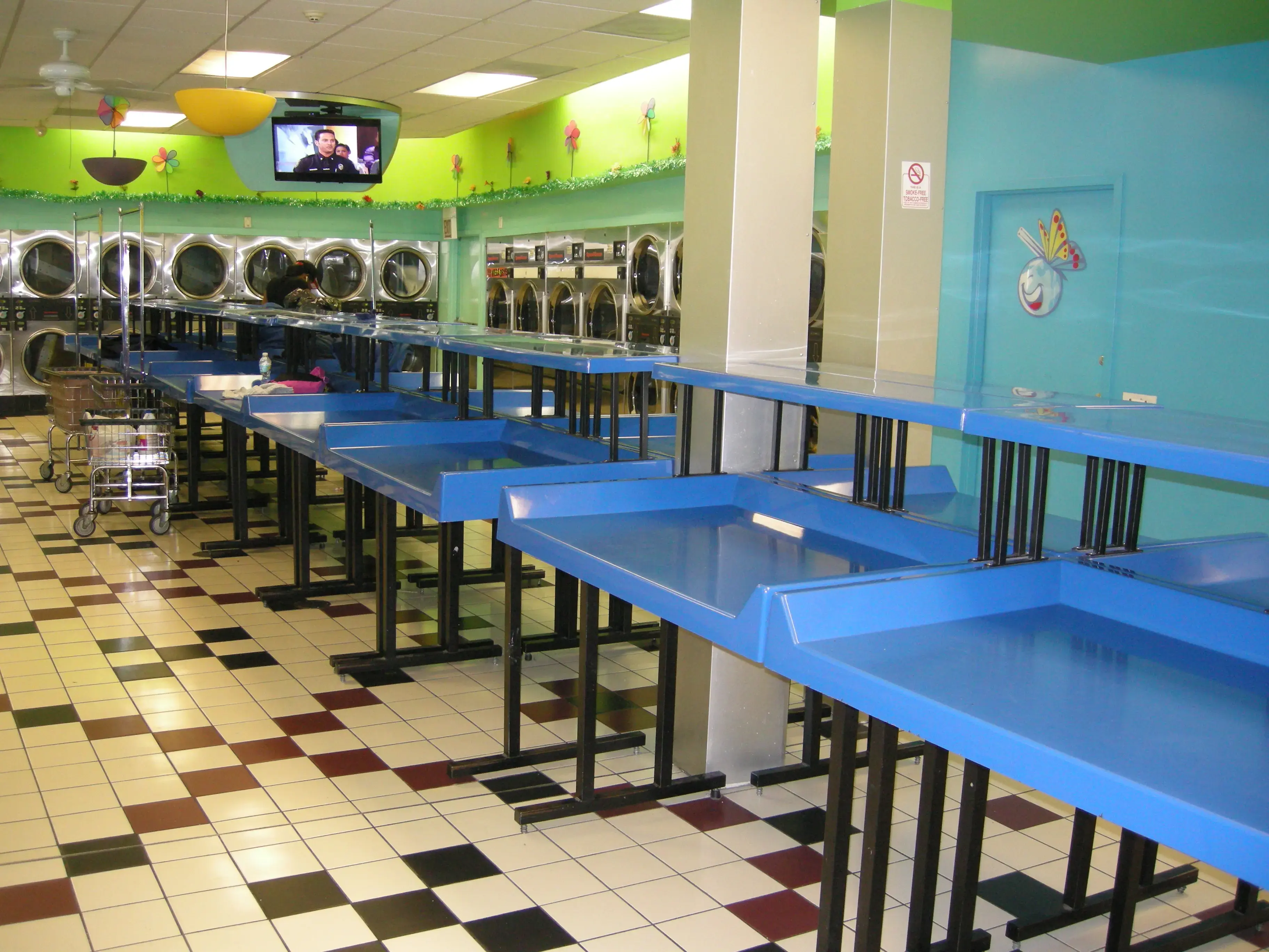 WashTime on Fullerton - Image 18