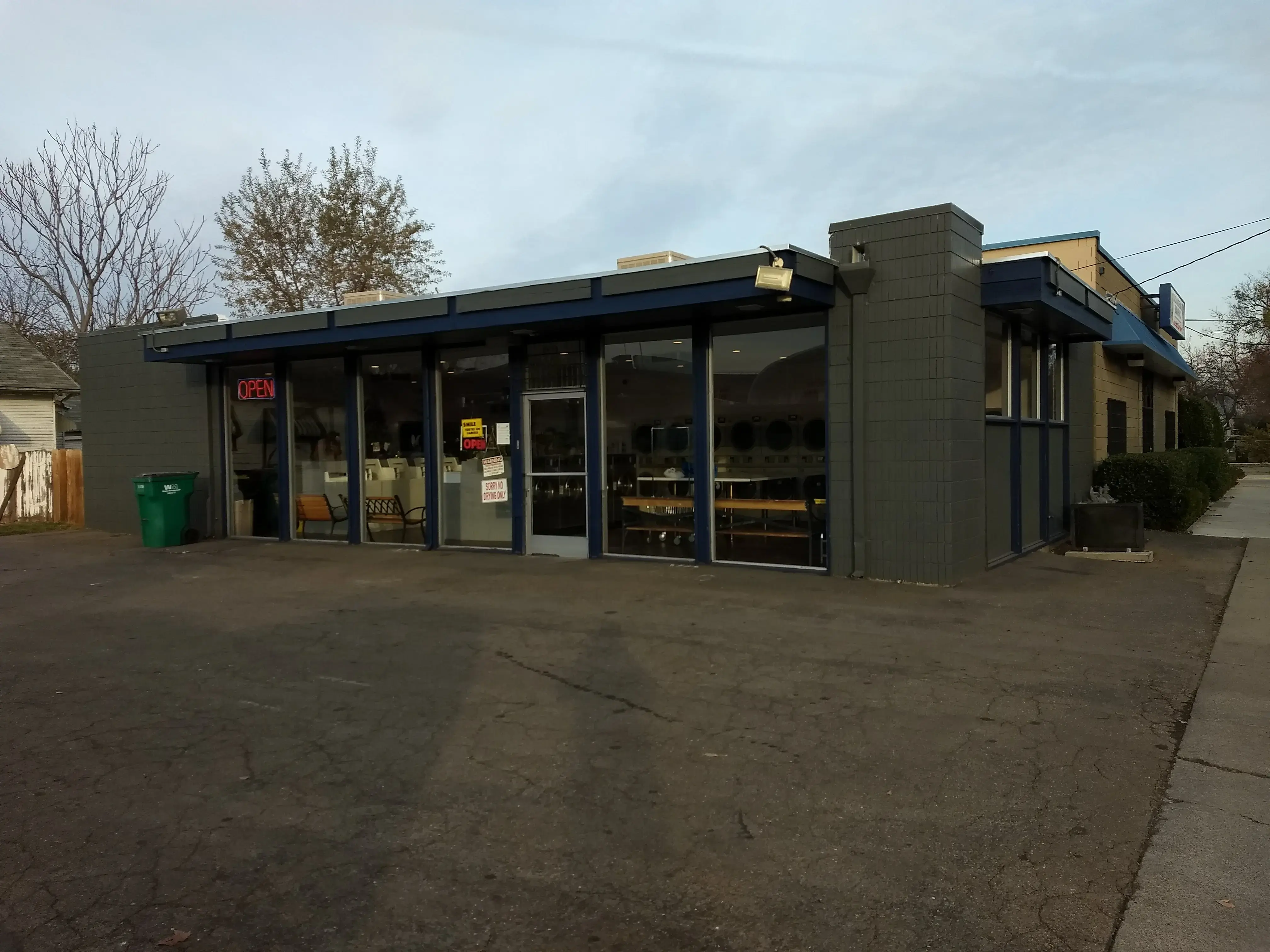 Waterfront Laundromat thumbnail 14