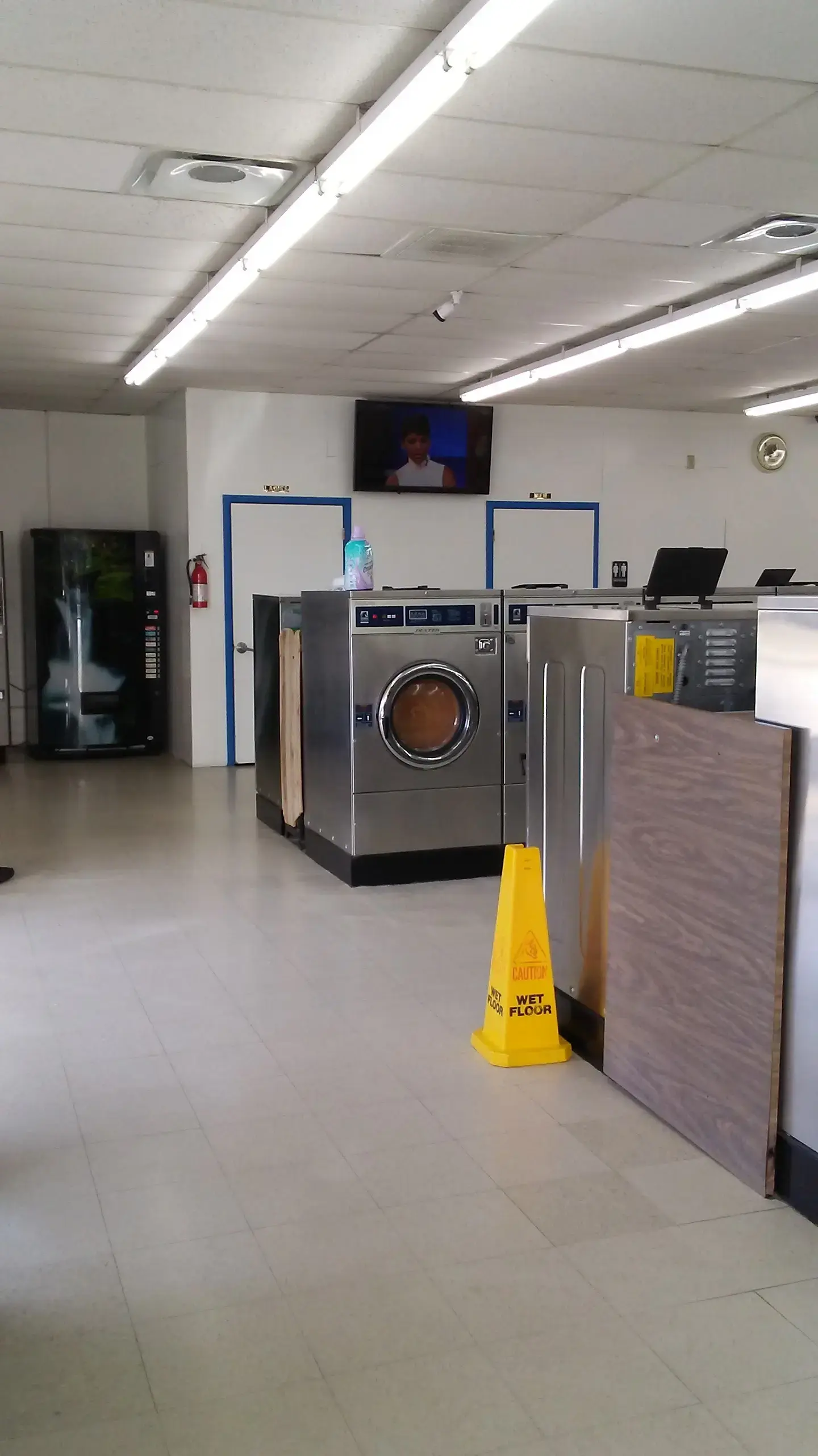 Wells Laundry 38th Street - Image 12