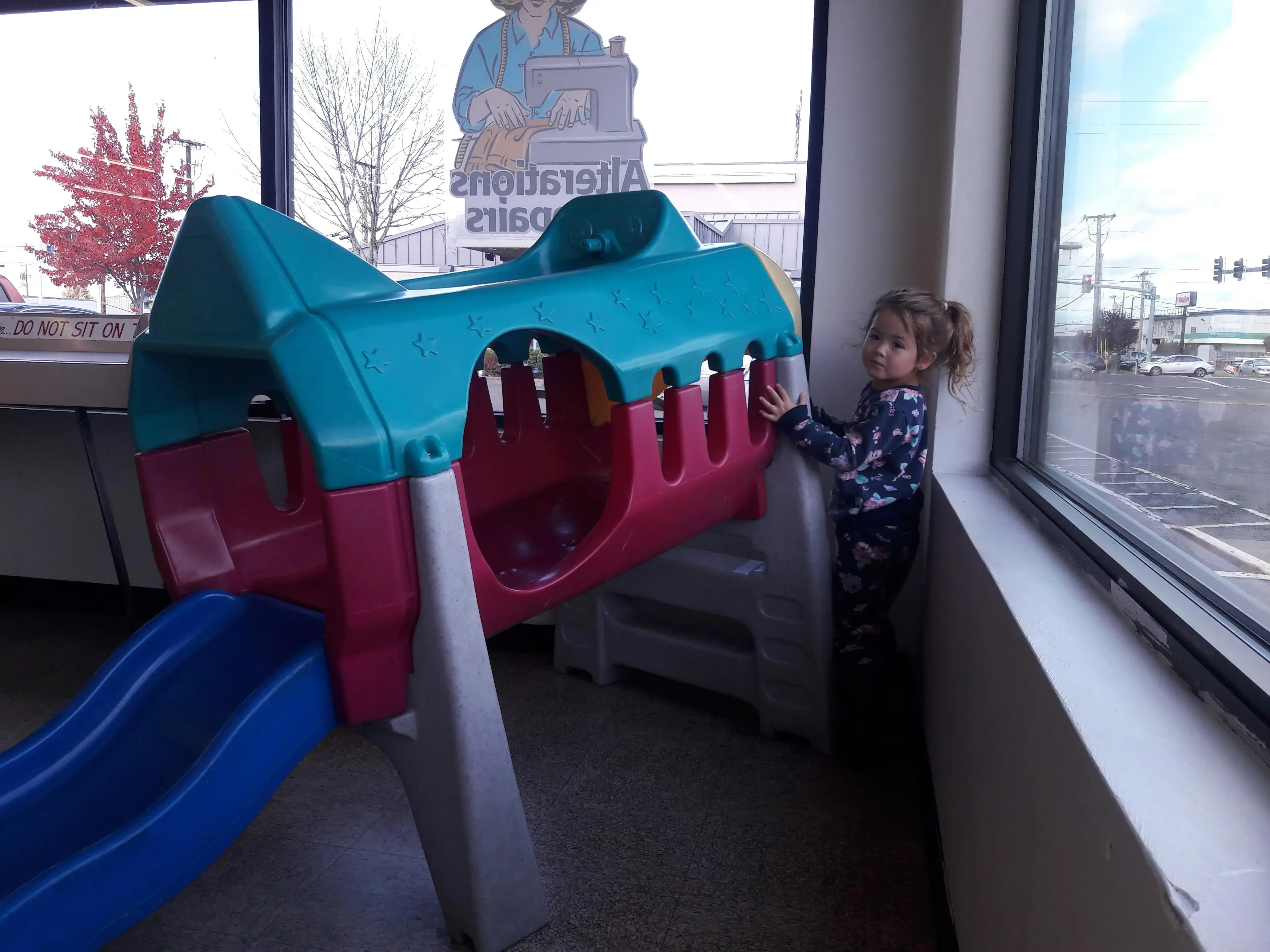 West 11th Laundromat - Image 16