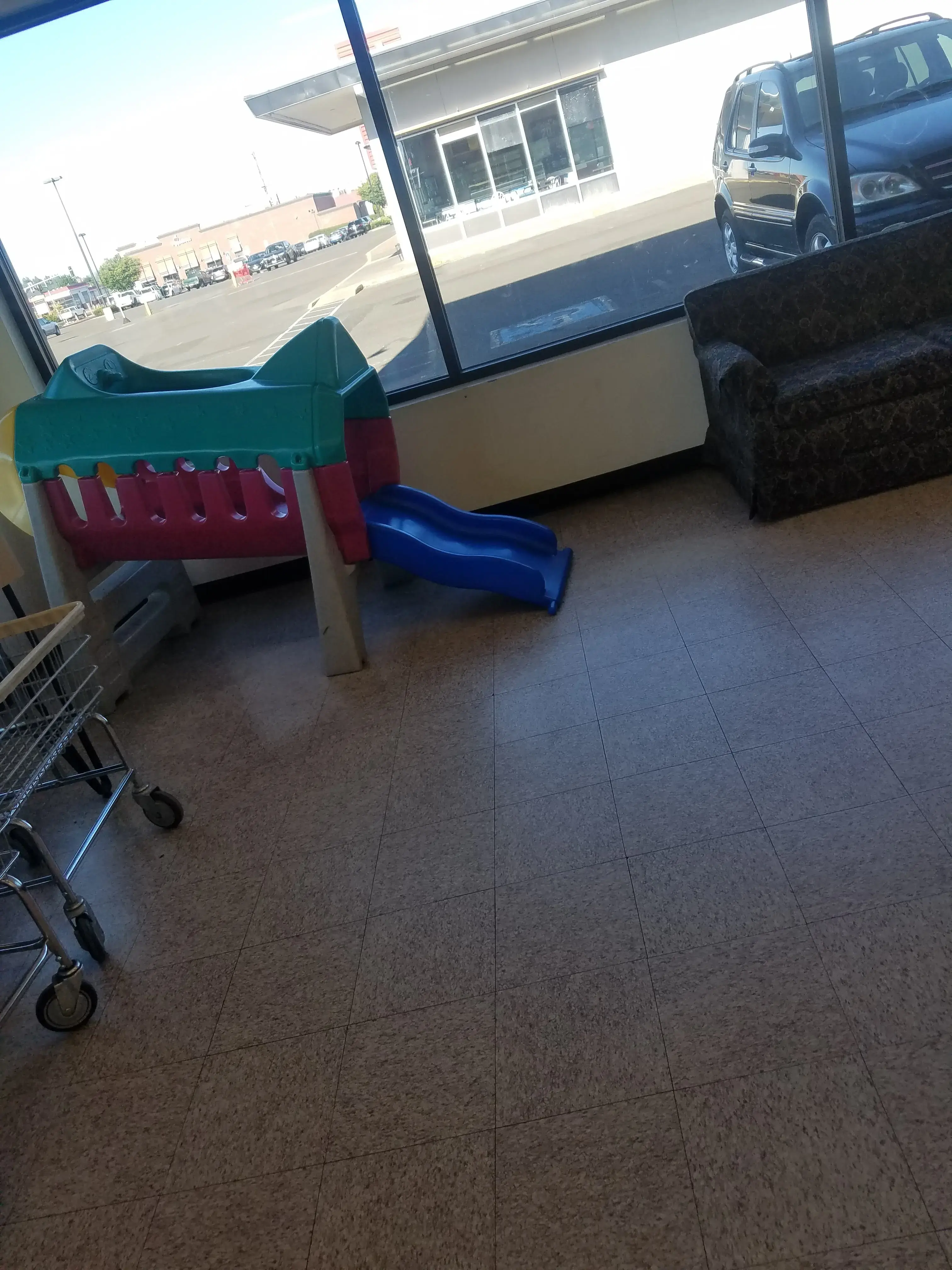 West 11th Laundromat - Image 12