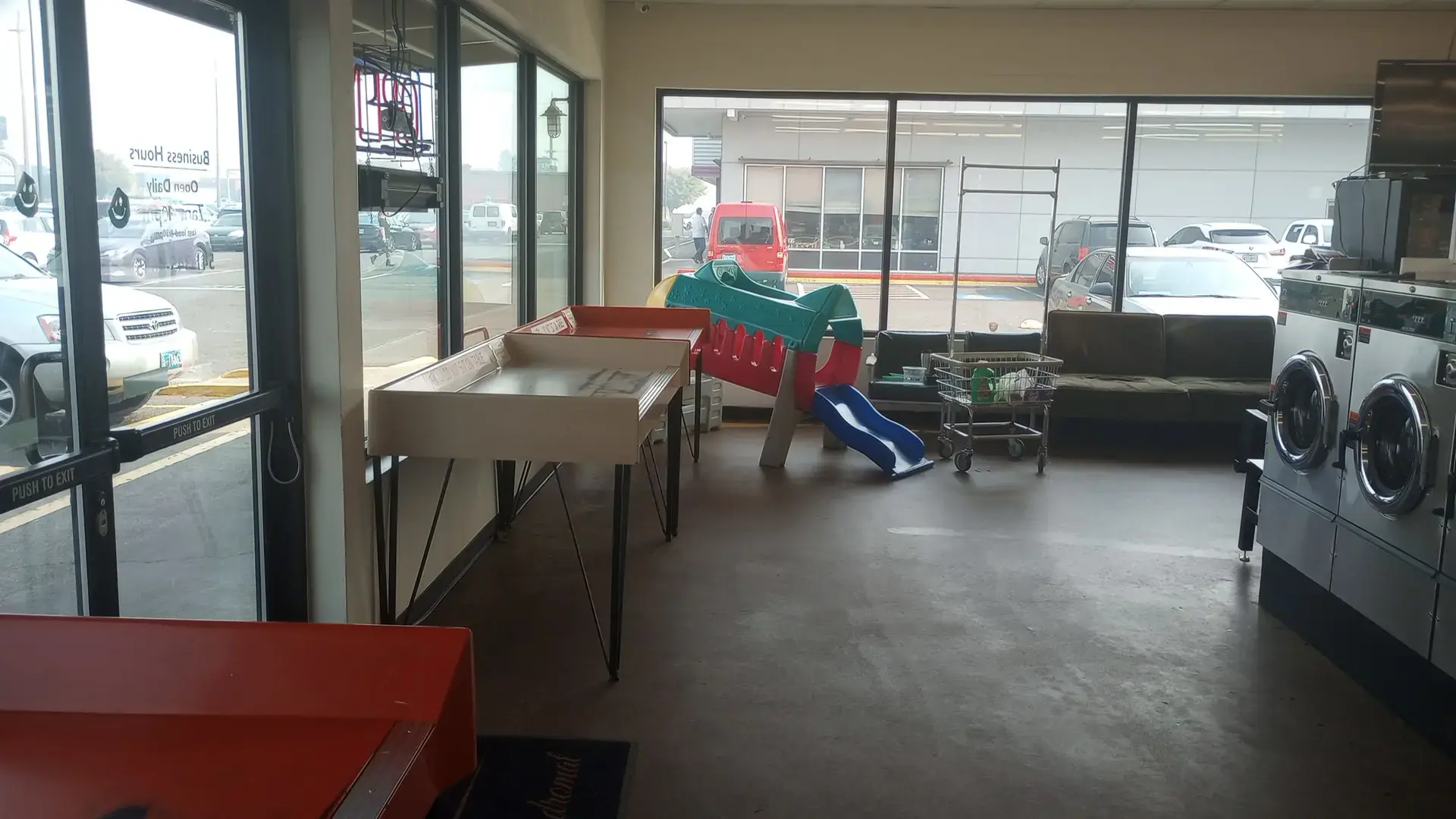 West 11th Laundromat - Image 10
