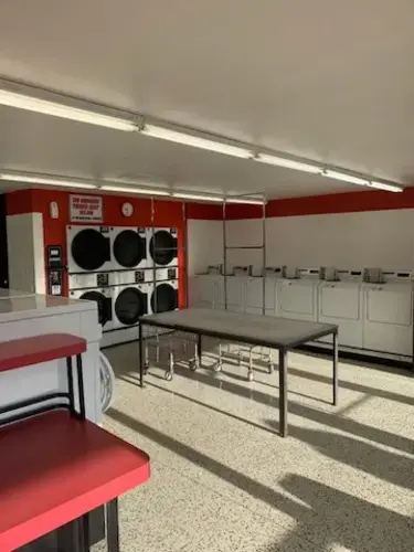 West Allis Laundromat - Image 11