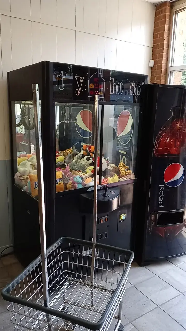 West Beverly Street Laundry Land Laundromat - Image 11