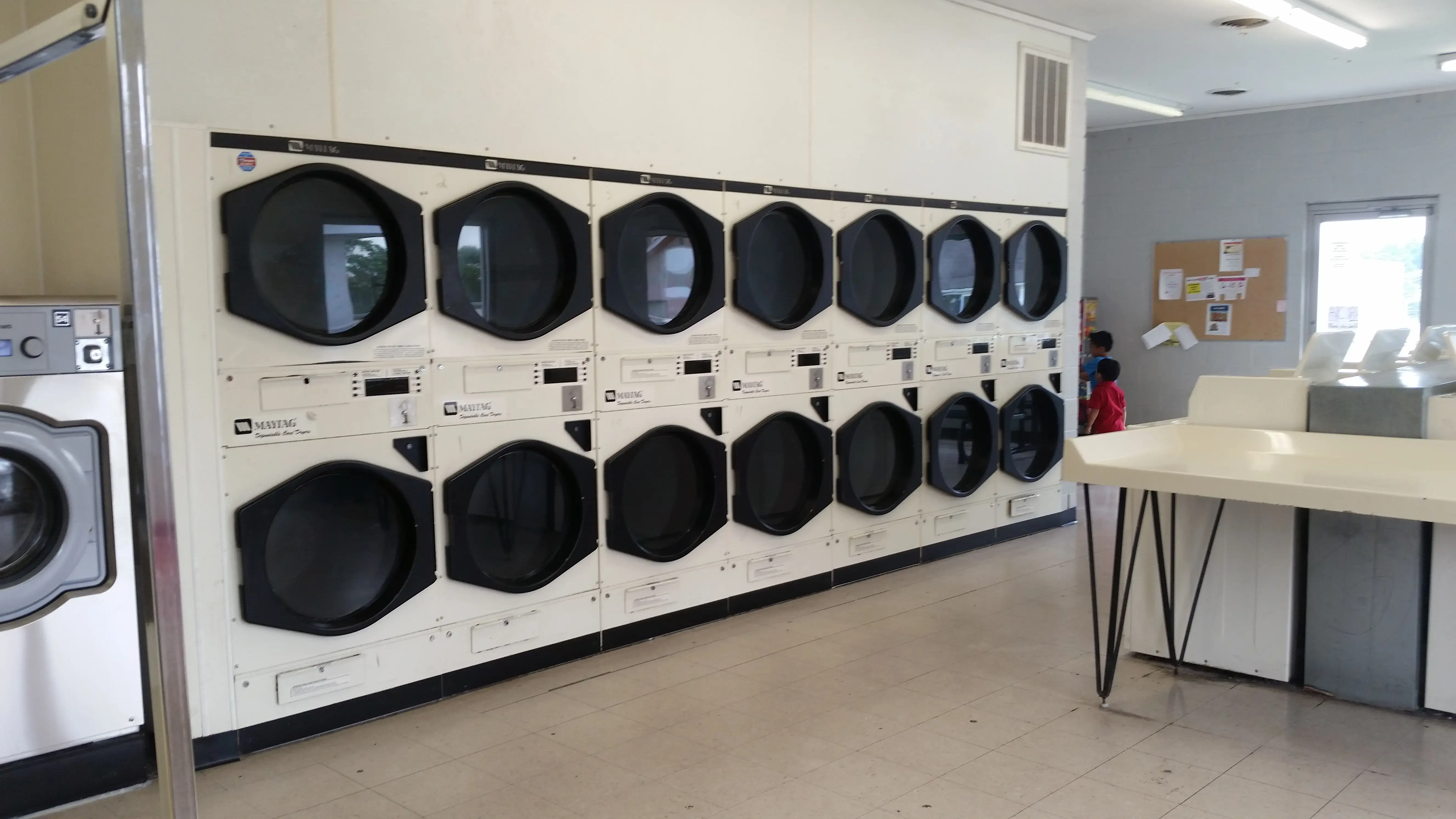 West Broadway Laundromat - Image 8