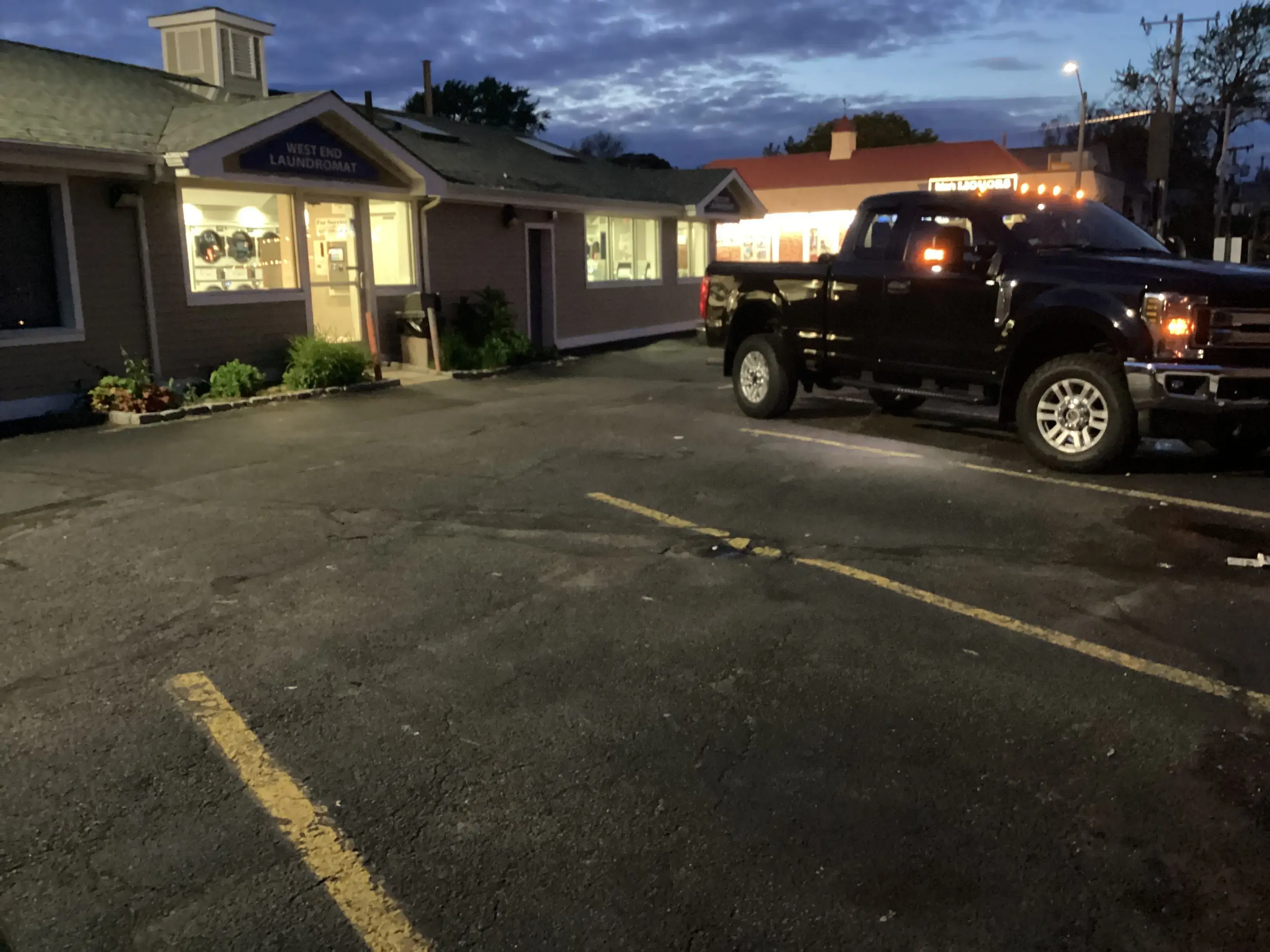 West End Laundromat - Image 16