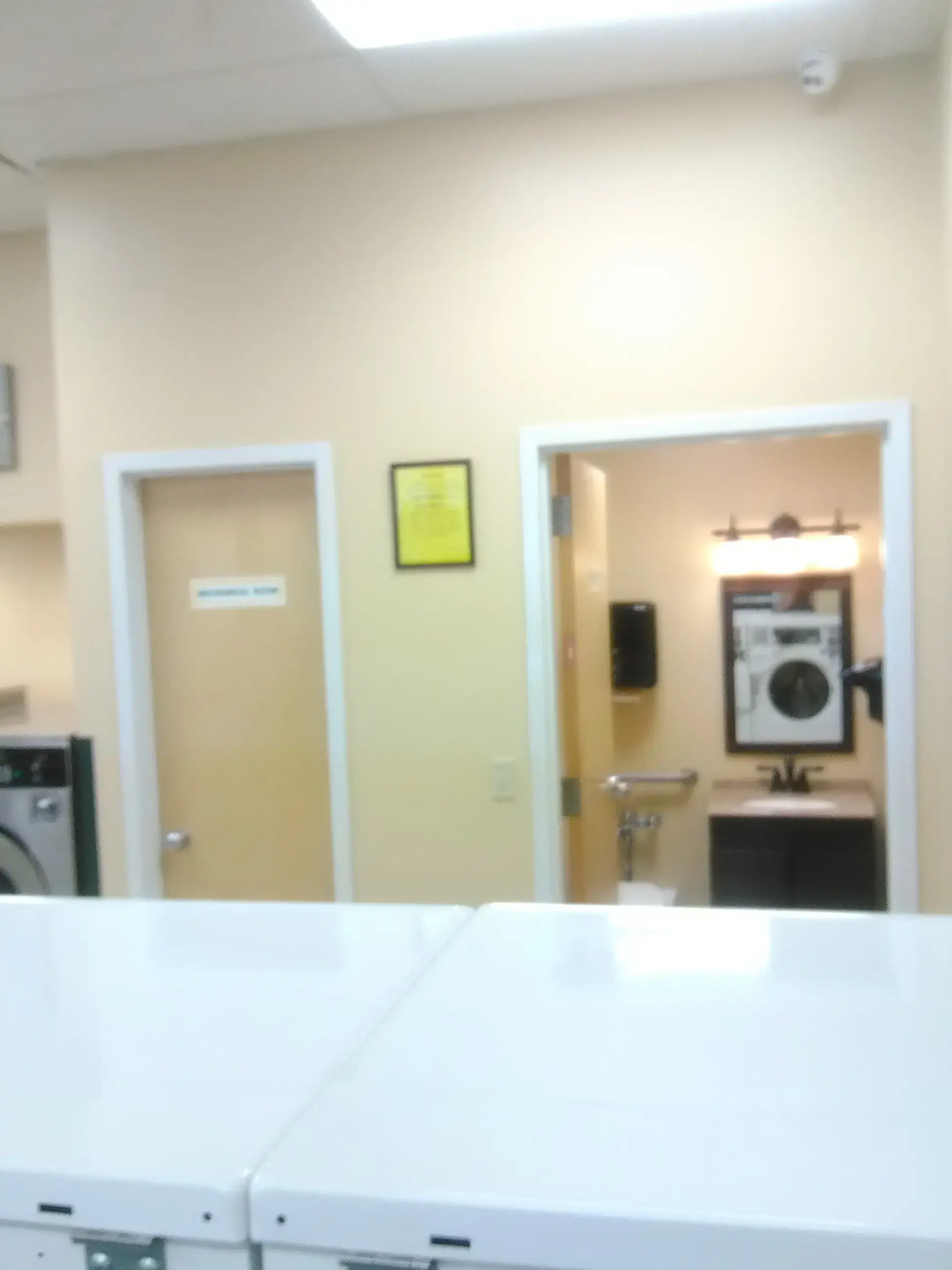 Western Ave. Laundromat - Image 9