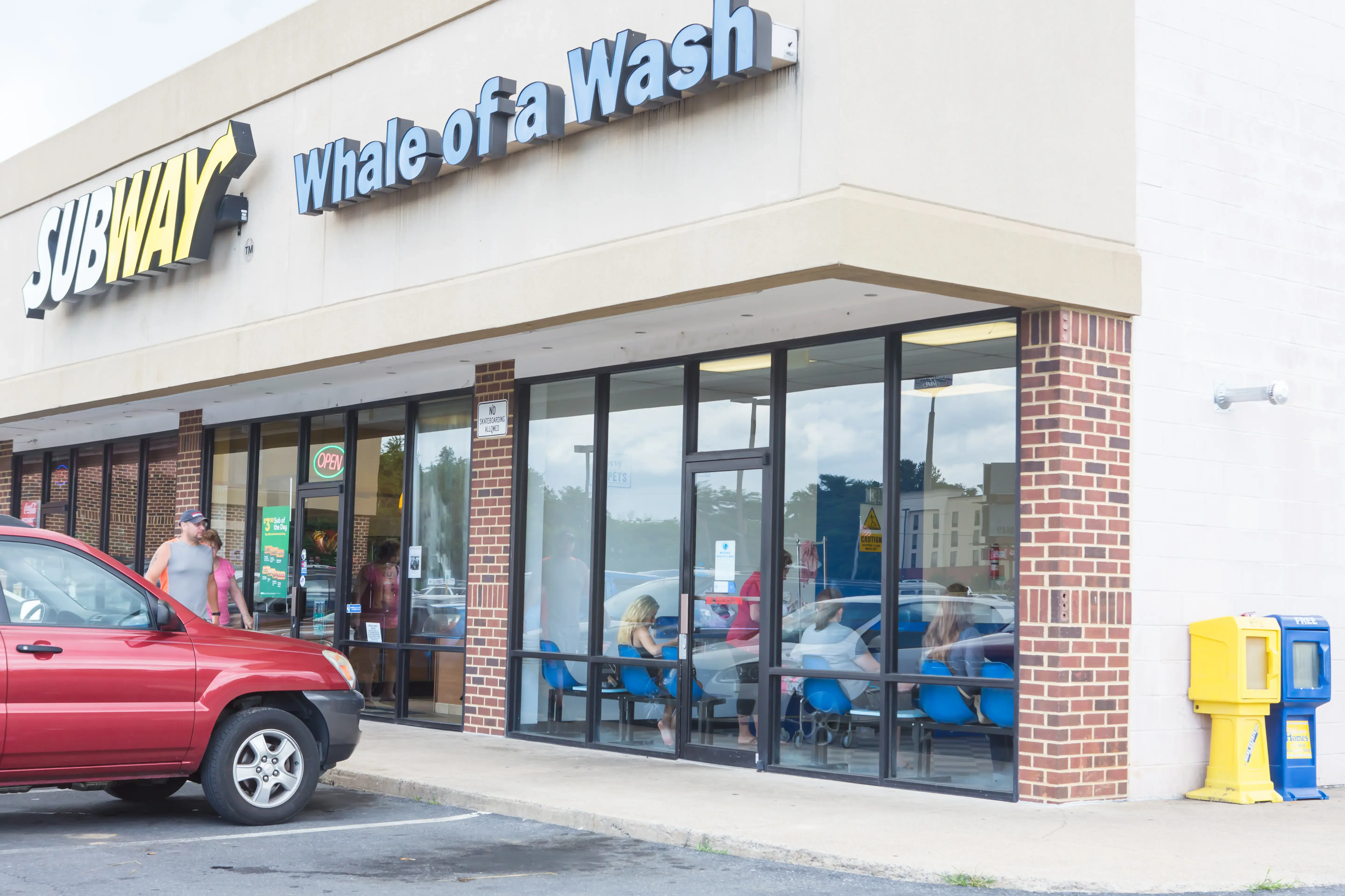 Whale of a Wash Laundromat thumbnail 3