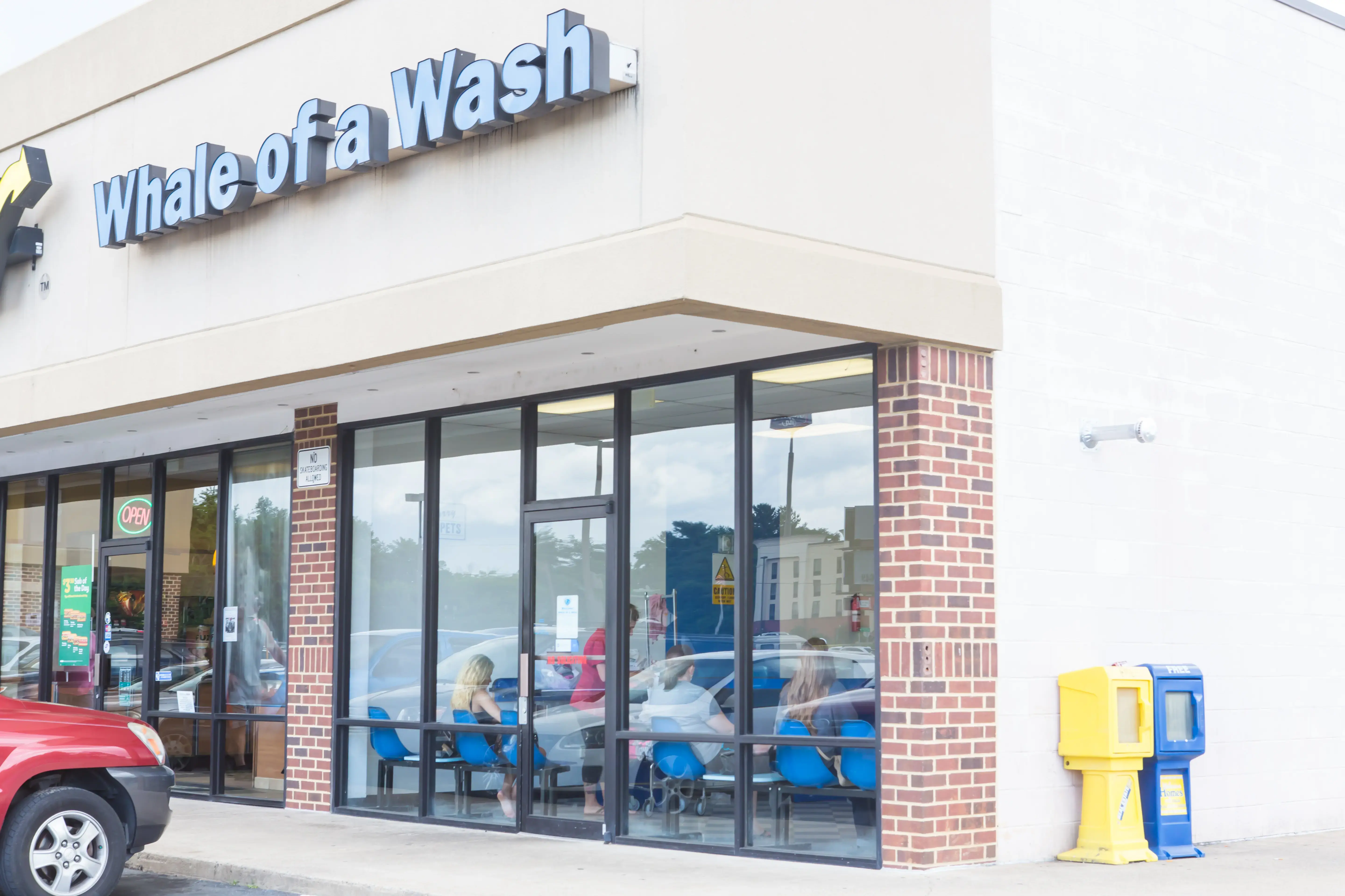 Whale of a Wash Laundromat thumbnail 16