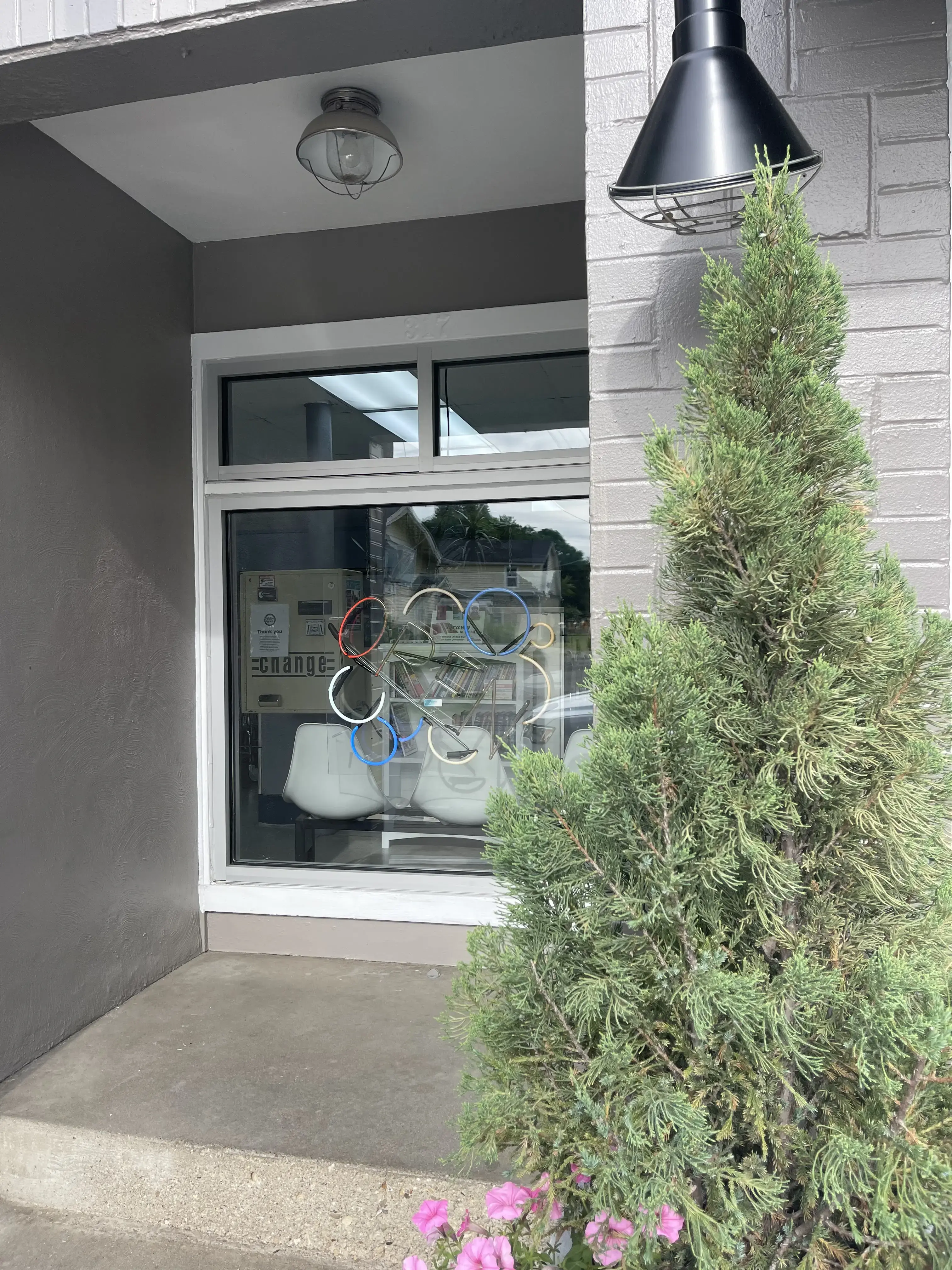 White Spot Coin Laundry - Image 16