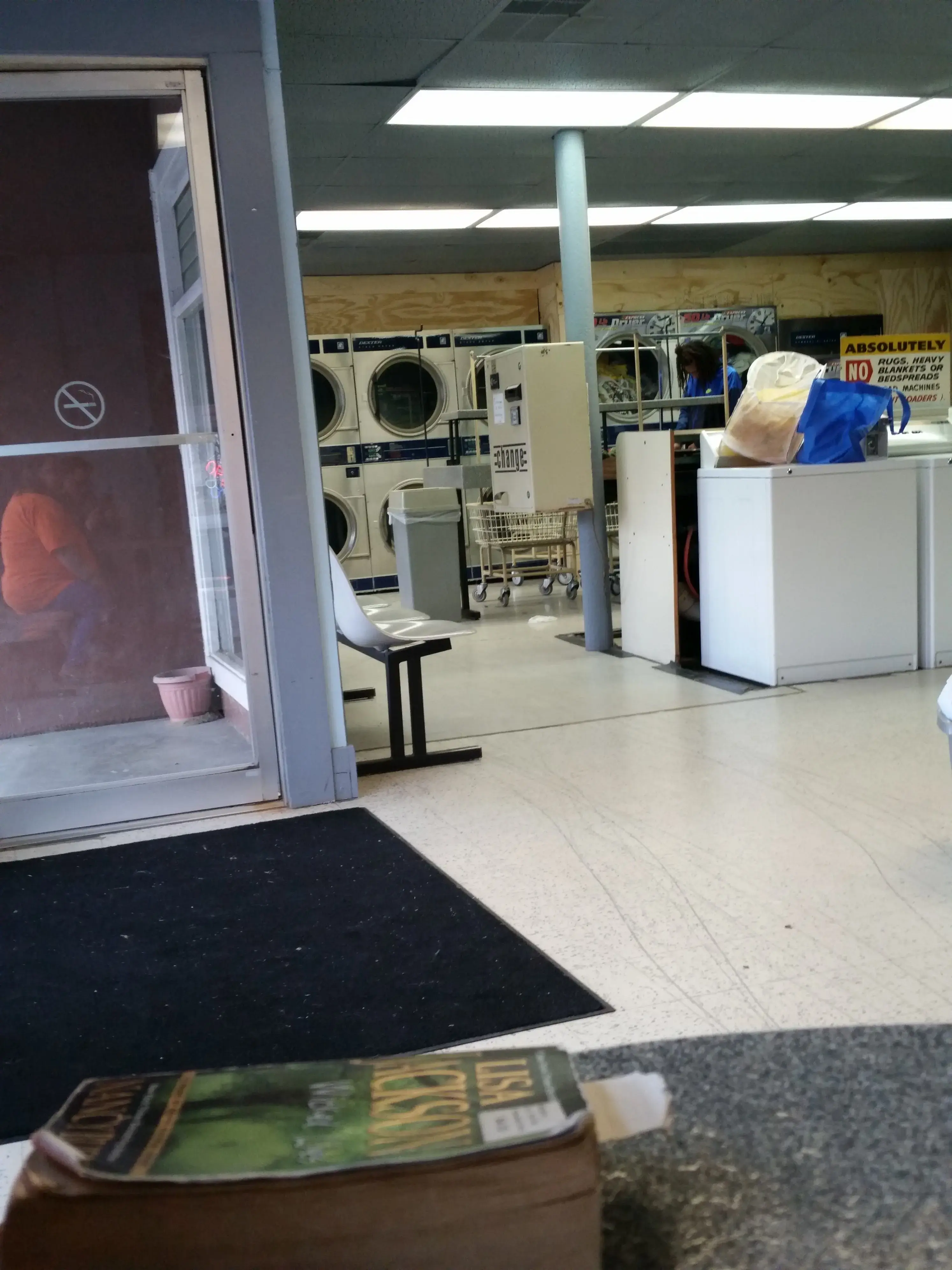 White Spot Coin Laundry - Image 13