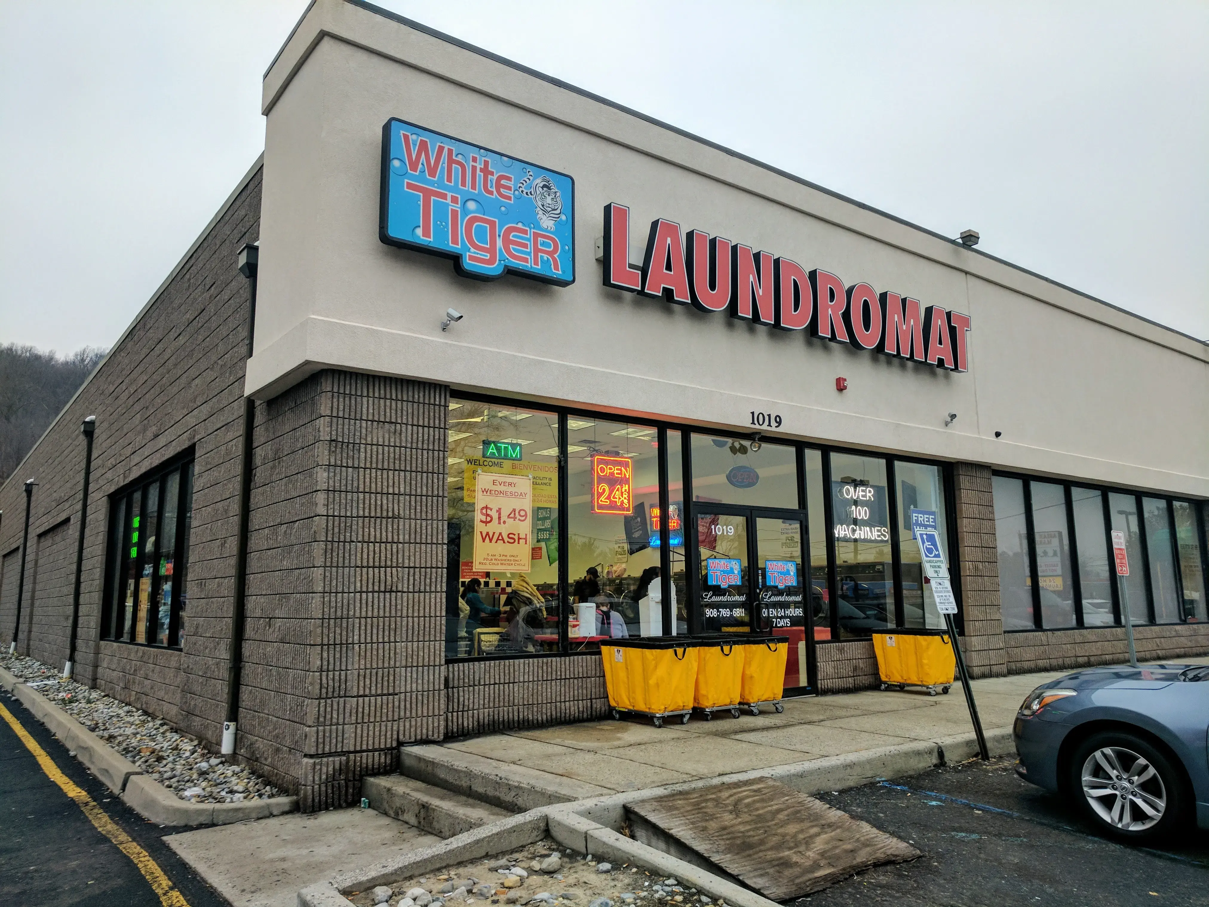 White Tiger Laundromat thumbnail 3