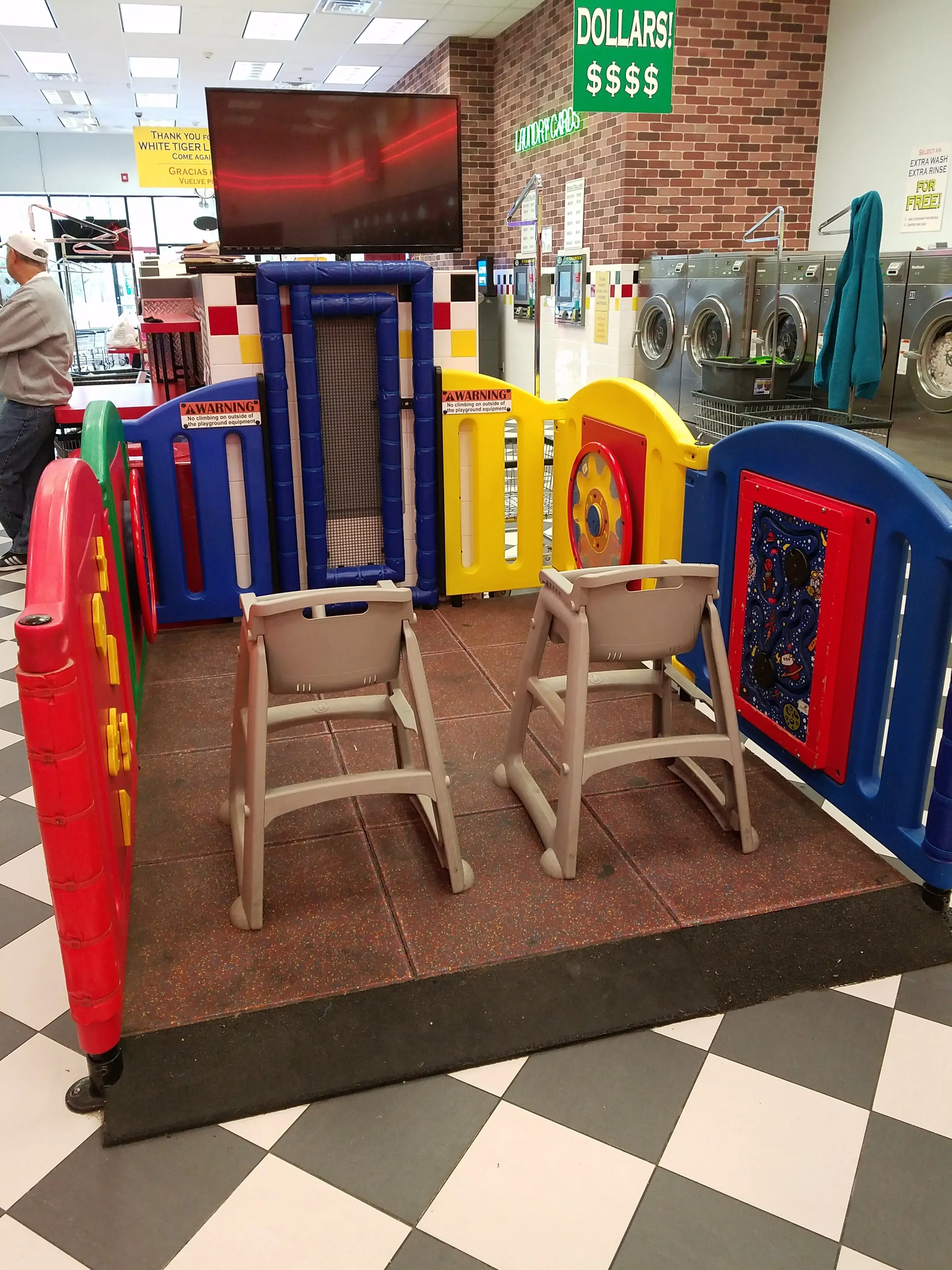 White Tiger Laundromat thumbnail 13