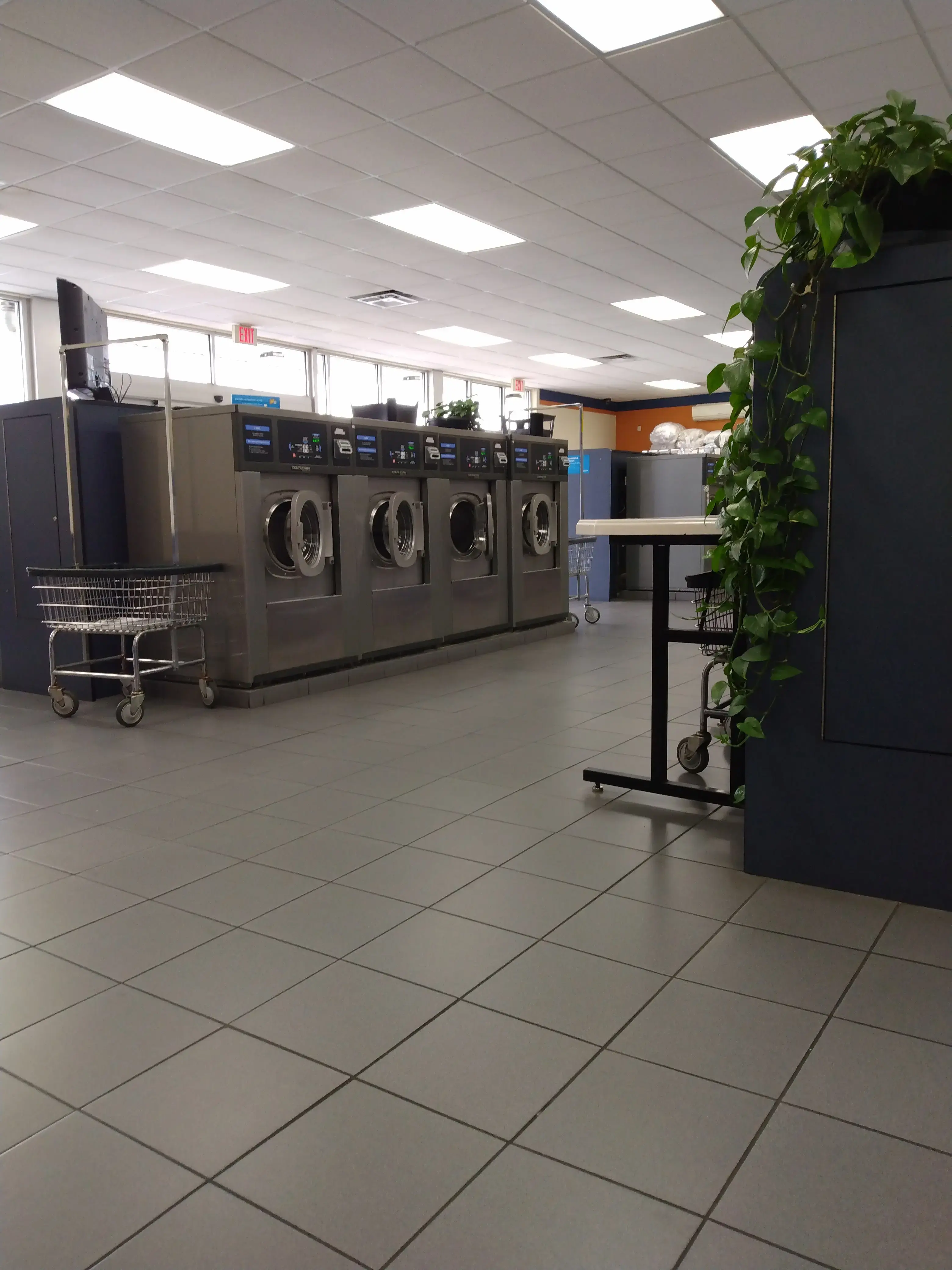 Willow Avenue Express Laundry Center - Image 19