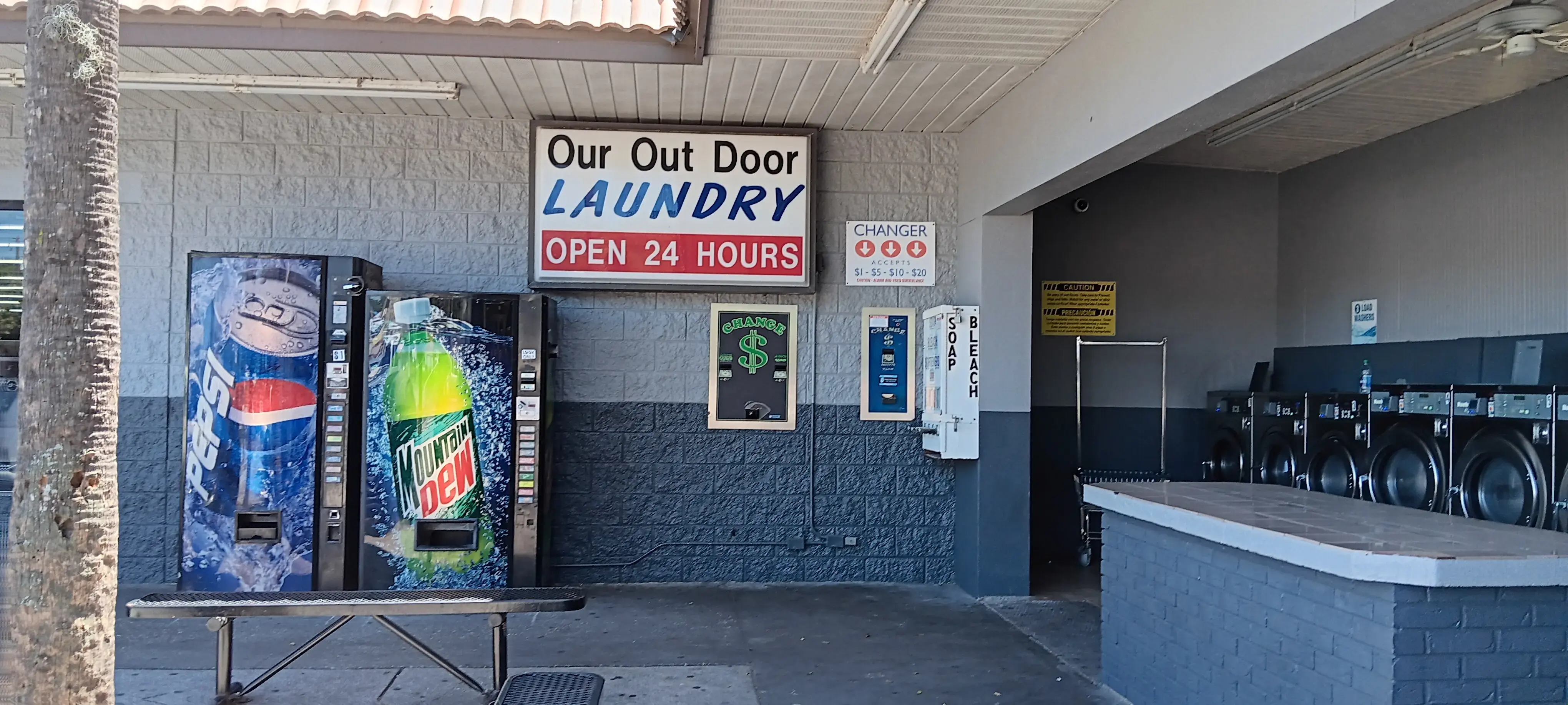 World o' Suds Coin Laundry - Image 15