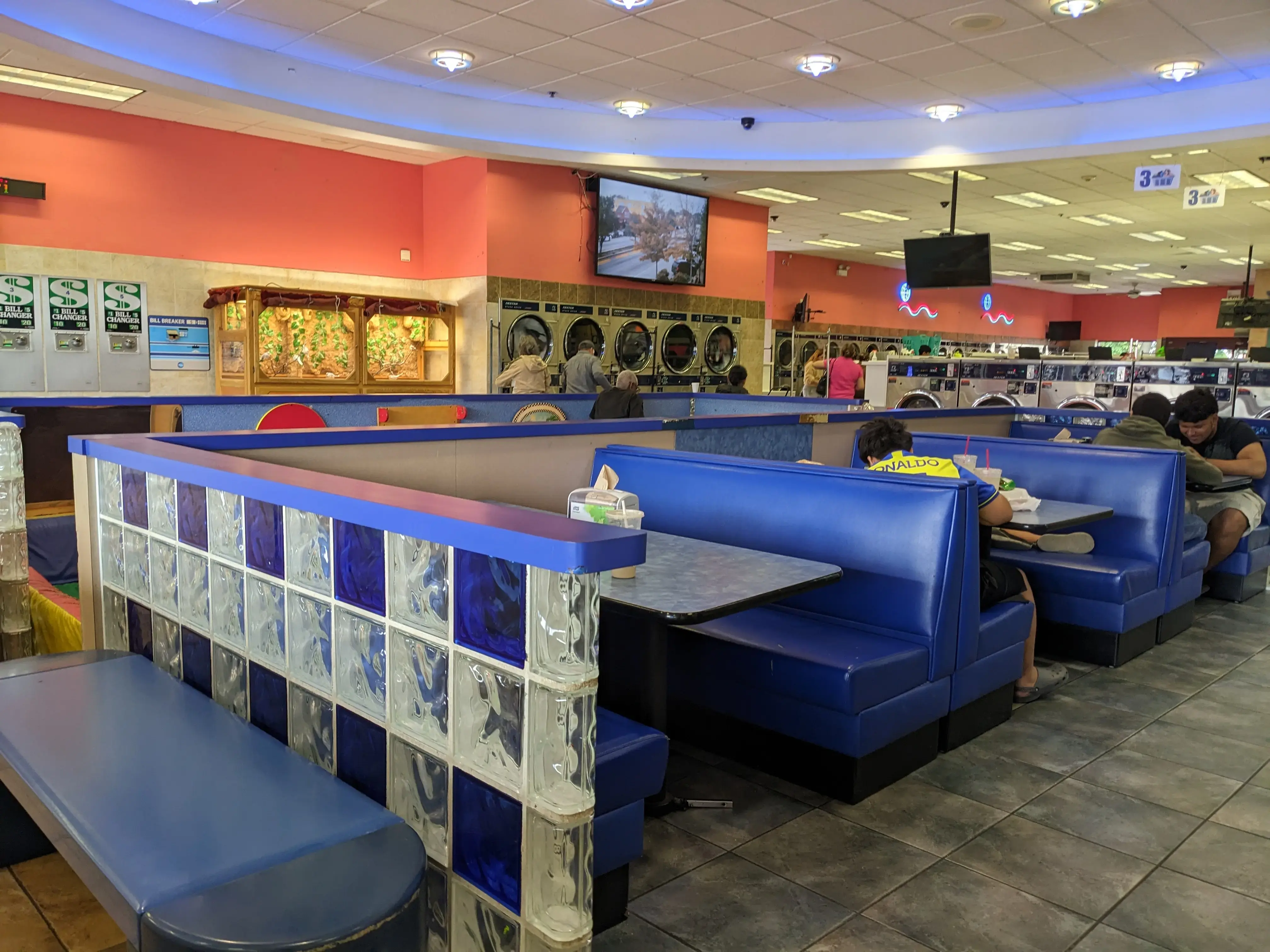 World's Largest Laundromat thumbnail 12